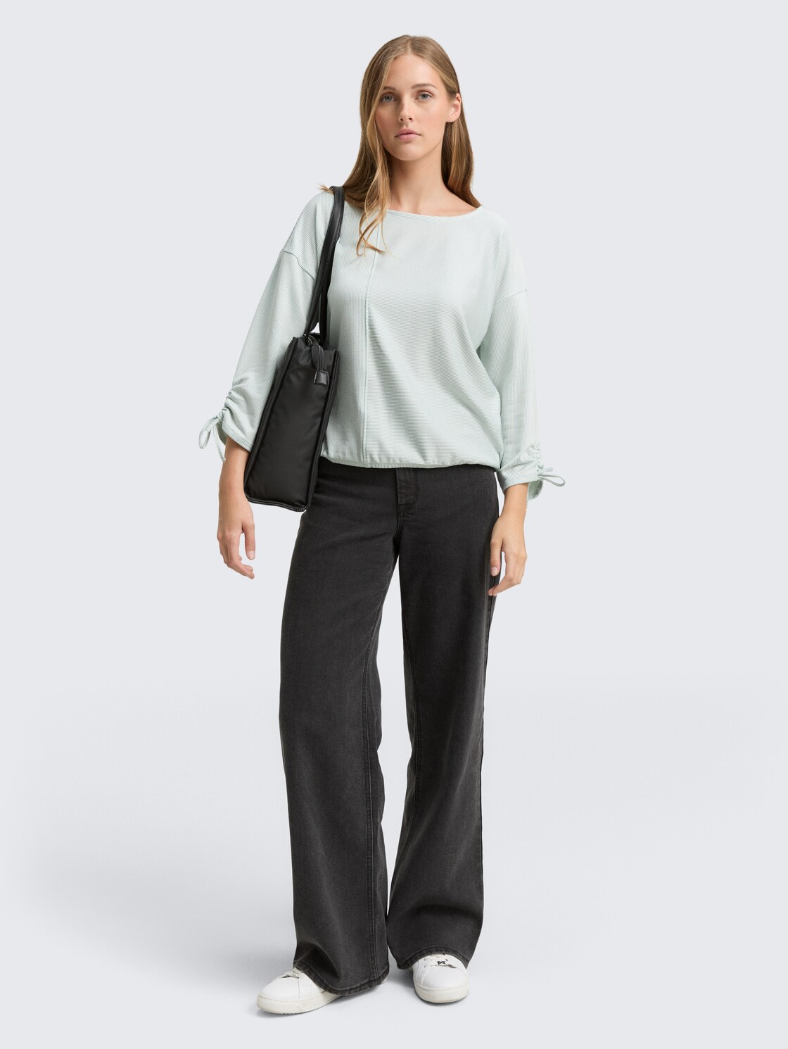 Loose Fit Langarmshirt mit Raffärmeln - small mint white stripe - Model-Vorderansicht