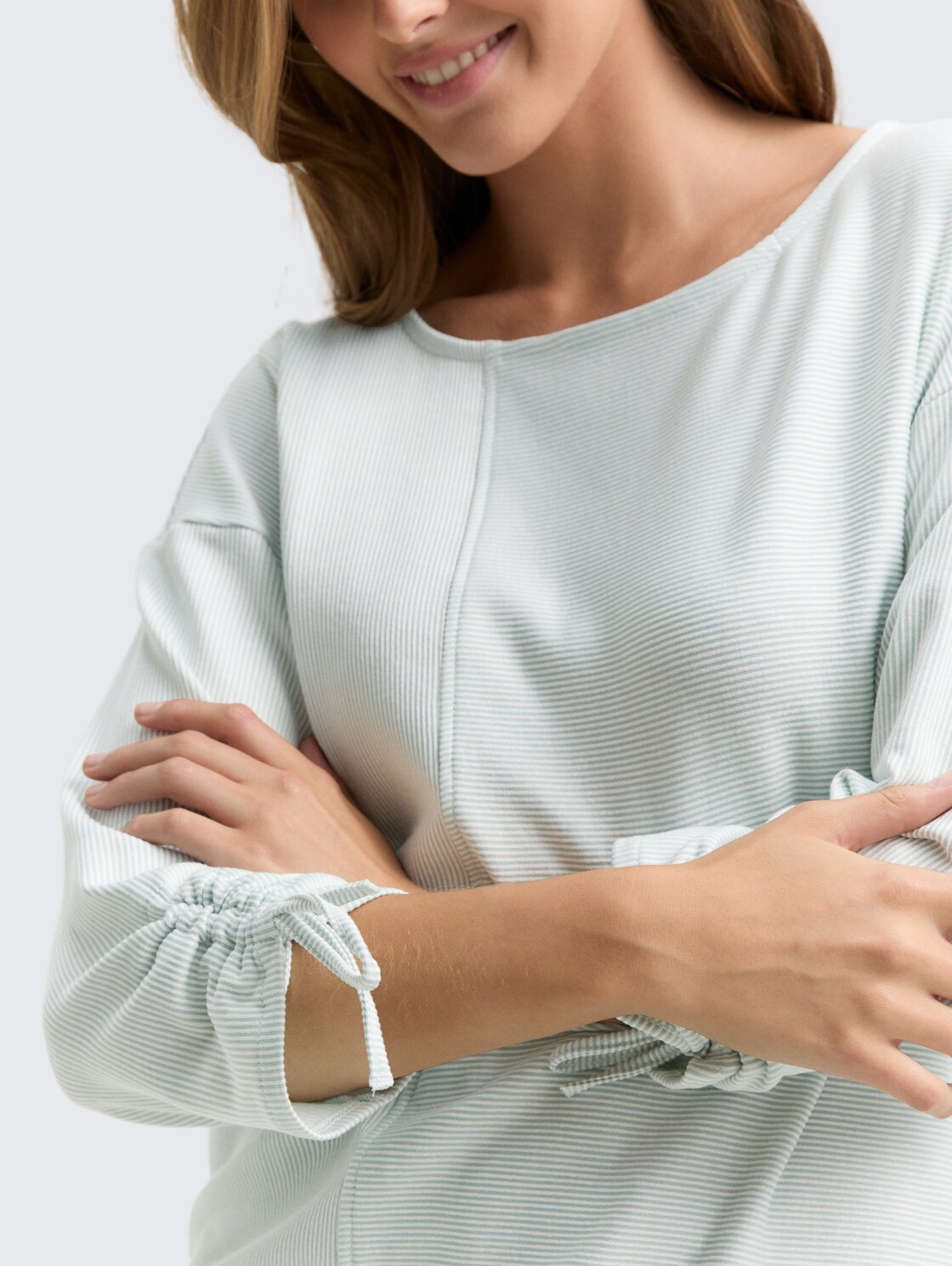 Loose Fit Langarmshirt mit Raffärmeln - small mint white stripe - Detail-Model-Ansicht