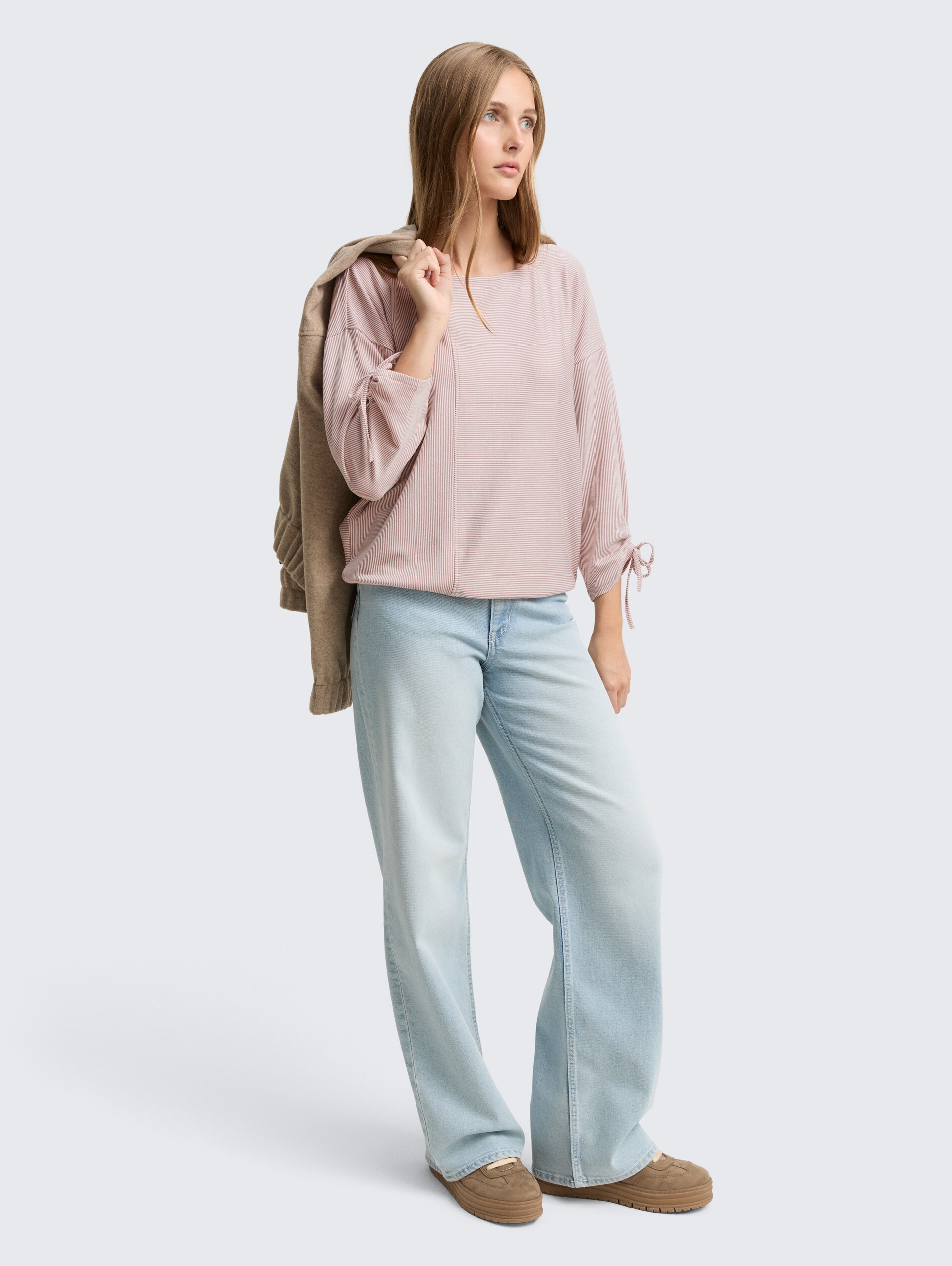 Loose Fit Langarmshirt mit Raffärmeln - small dusty rose white stripe - Model-Vorderansicht