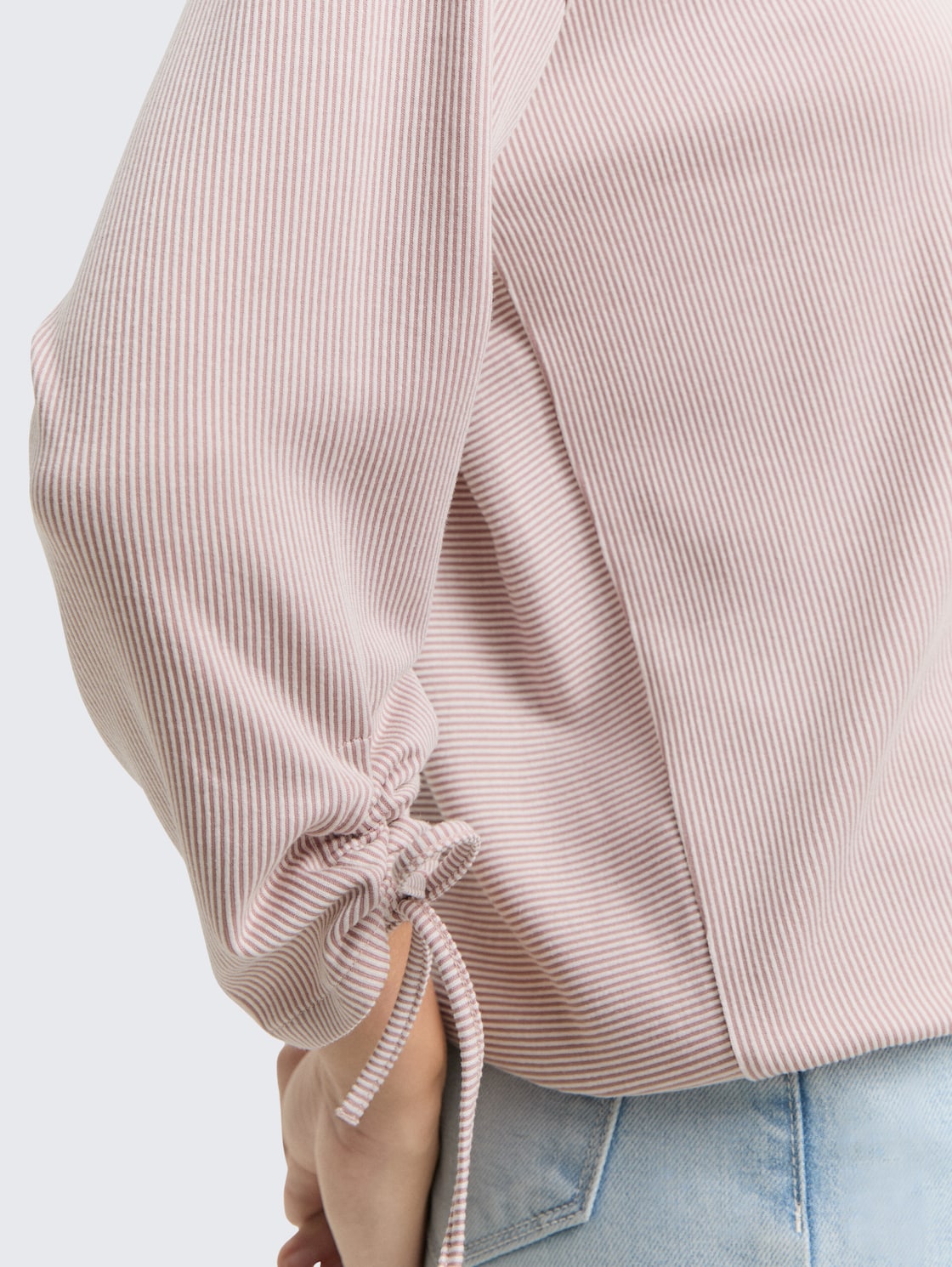 Loose Fit Langarmshirt mit Raffärmeln - small dusty rose white stripe - Detail-Model-Ansicht