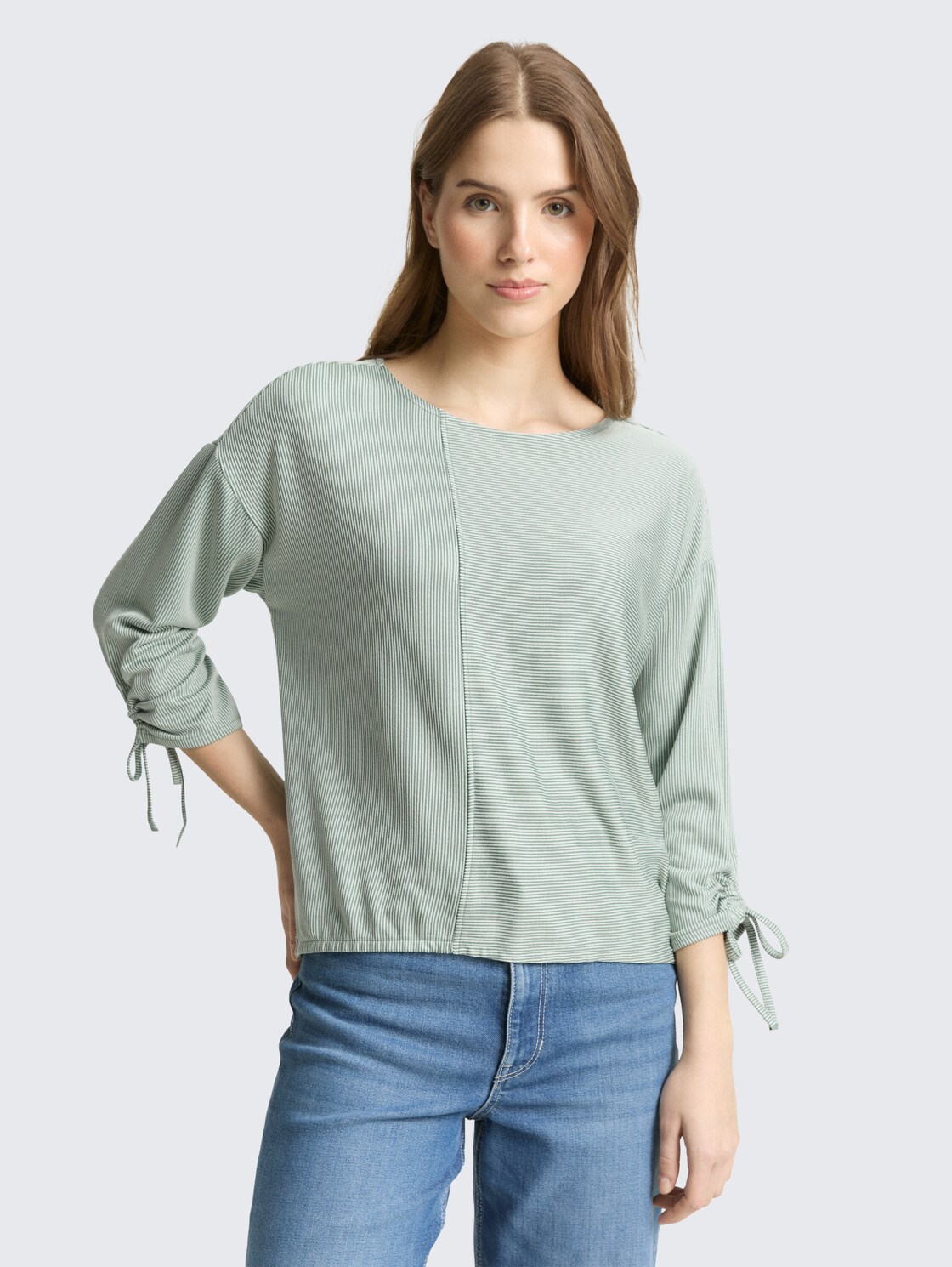 Loose Fit Langarmshirt mit Raffärmeln - small tonal matchagreen stripe - Ausschnitt Model-Vorderansicht