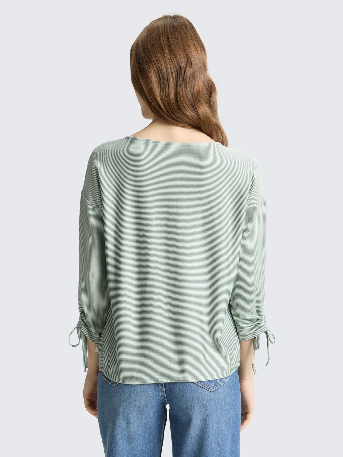 Loose Fit Langarmshirt mit Raffärmeln - small tonal matchagreen stripe - Auschnitt Model-Rückansicht