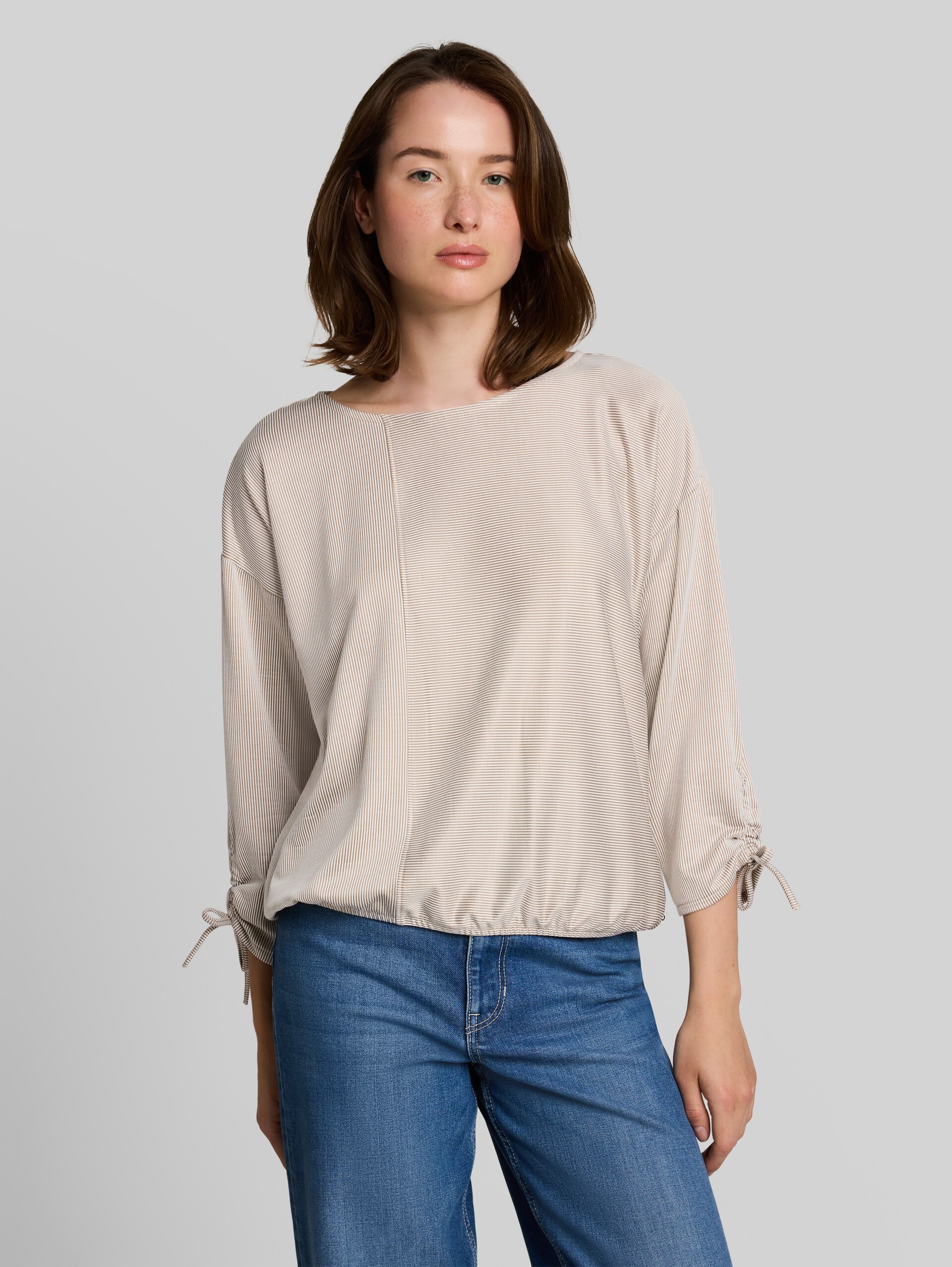 Loose Fit Langarmshirt mit Raffärmeln - small beige white stripe - Ausschnitt Model-Vorderansicht