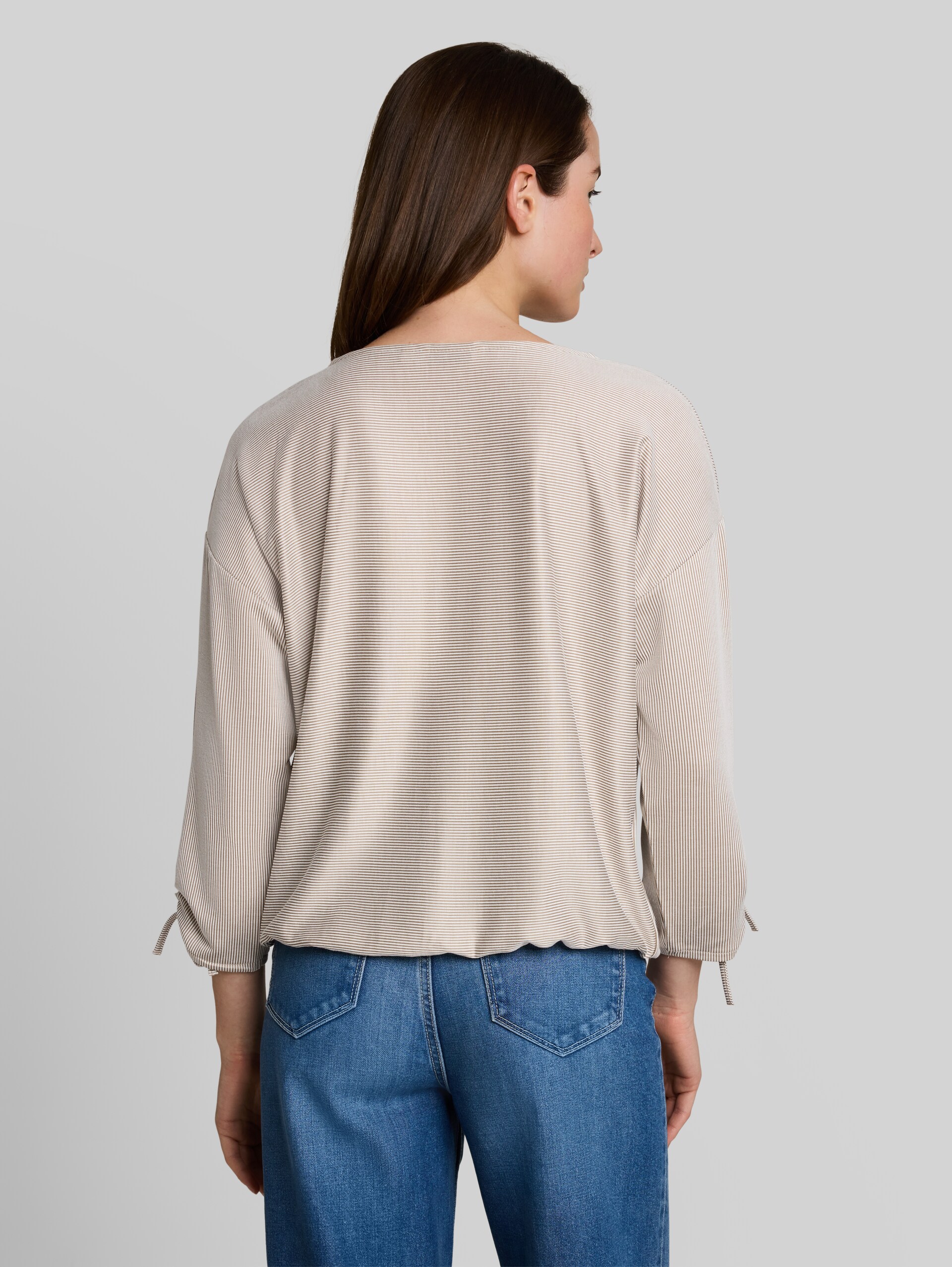 Loose Fit Langarmshirt mit Raffärmeln - small beige white stripe - Auschnitt Model-Rückansicht