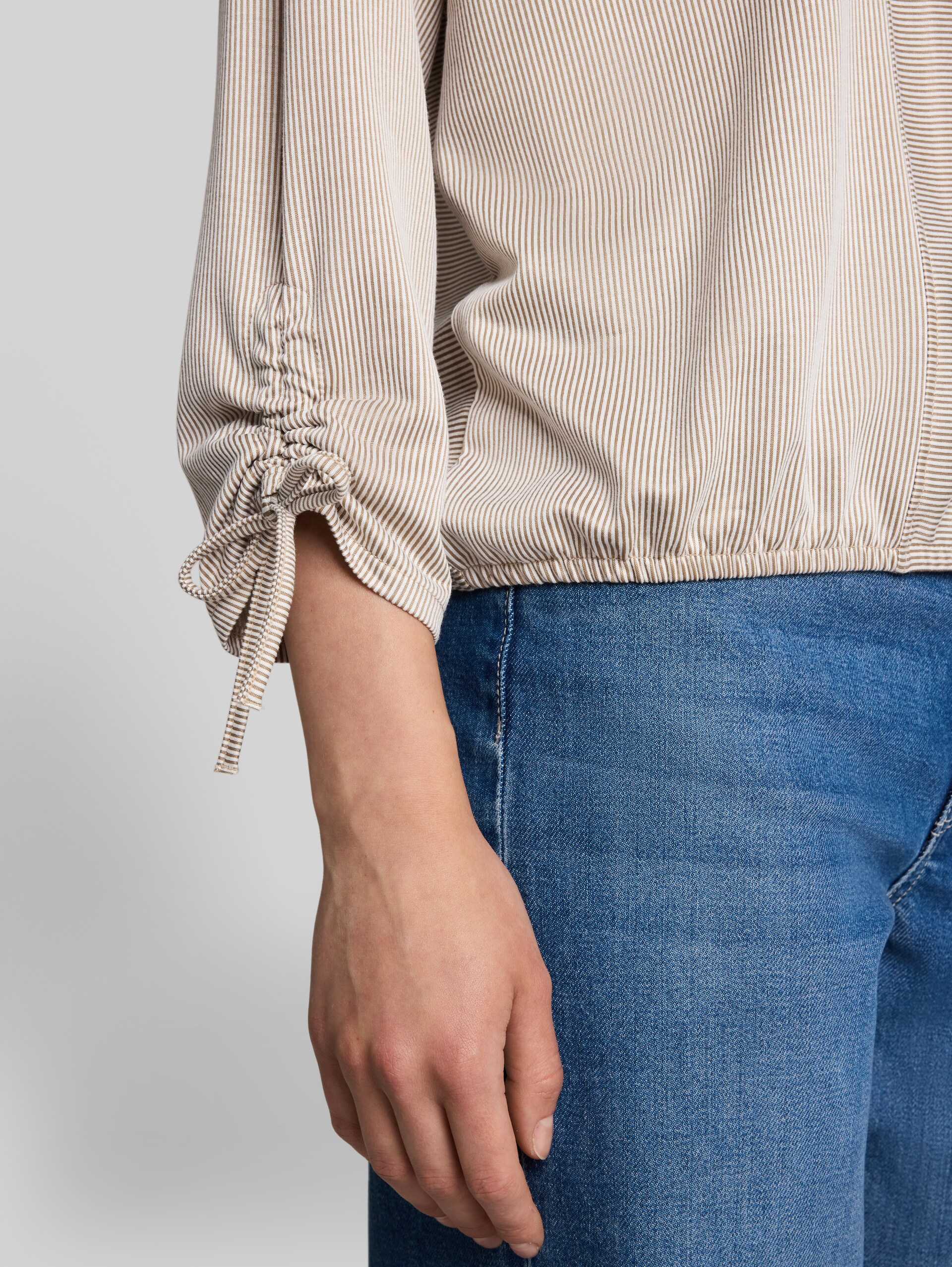 Loose Fit Langarmshirt mit Raffärmeln - small beige white stripe - Detail-Model-Ansicht