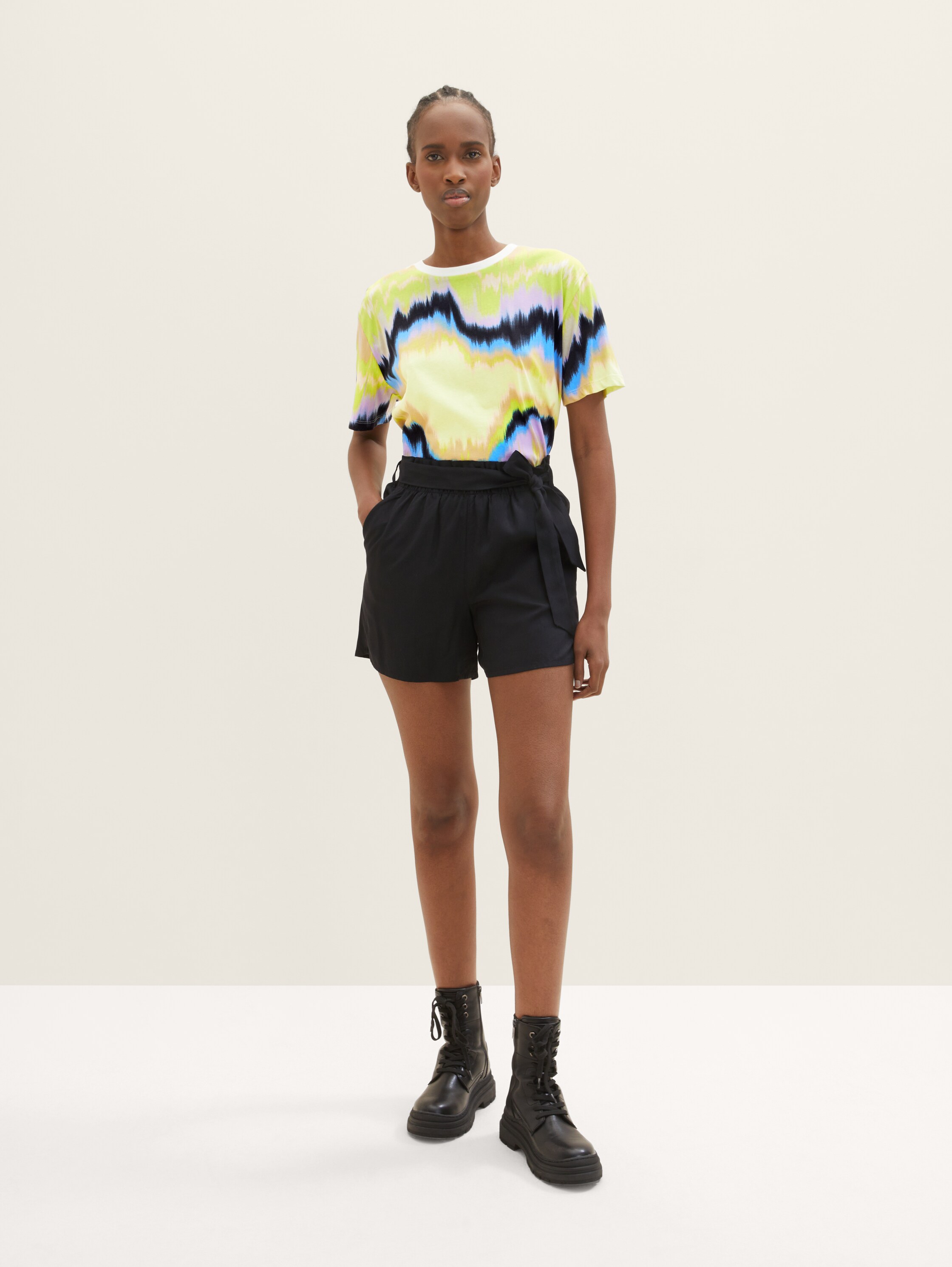 Shorts mit elastischem Bund - schwarz - Ganzkörperansicht Model