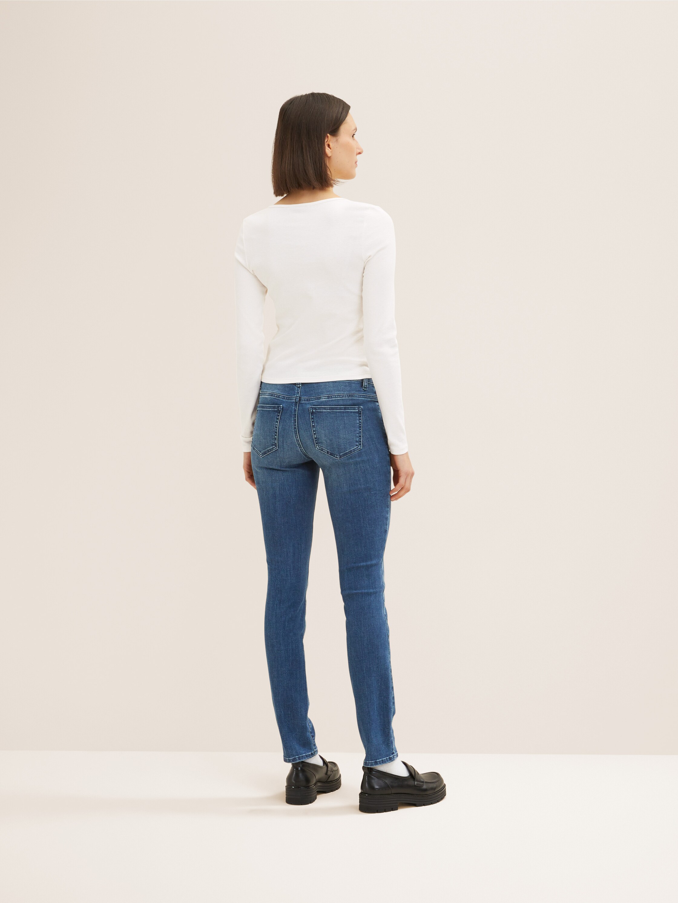 TTALEXA slim jeans - Used Dark Stone Blue Denim - Neklijn model-achteraanzicht