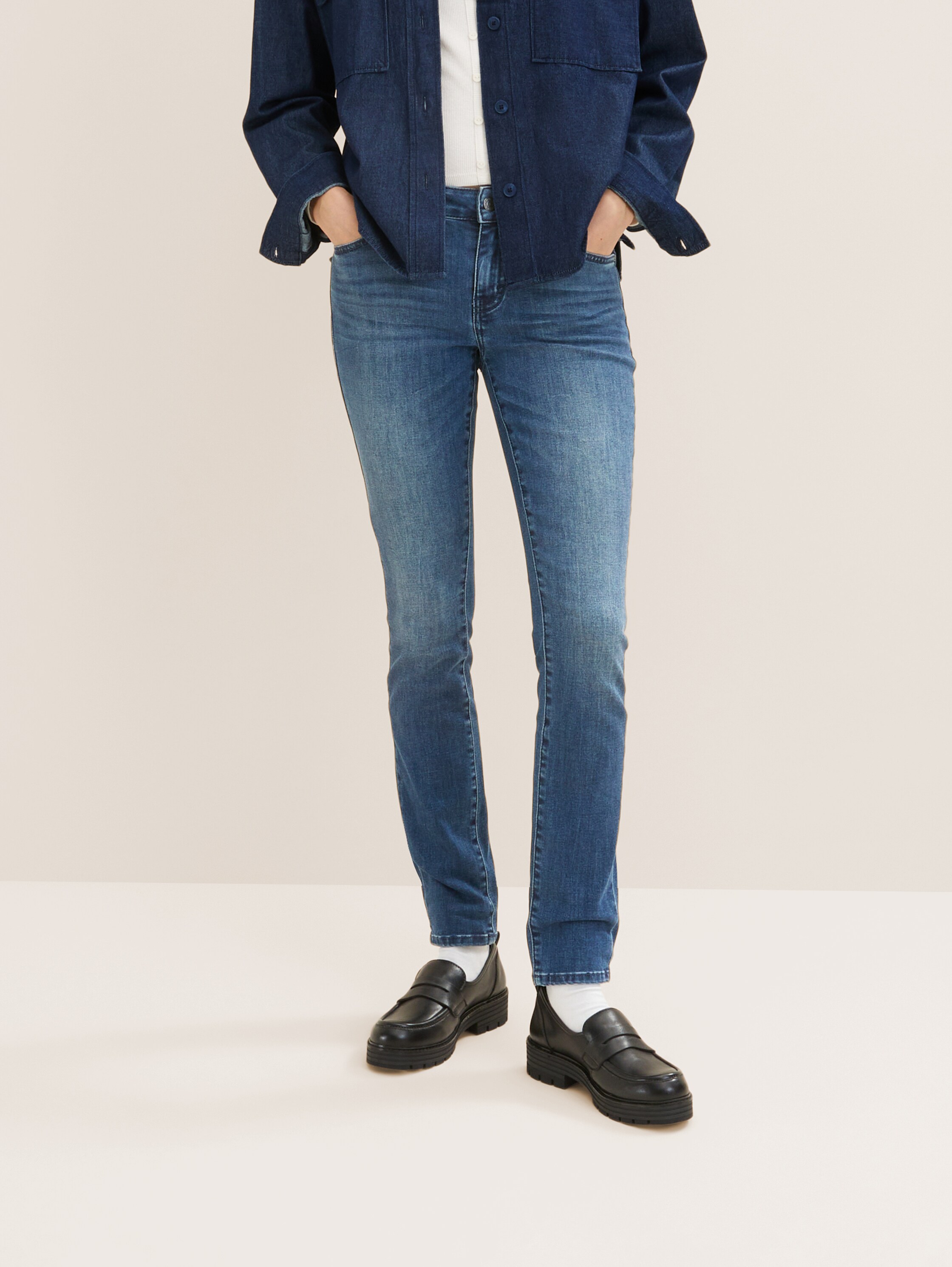 TTALEXA slim jeans - Used Dark Stone Blue Denim - Nek model vooraanzicht