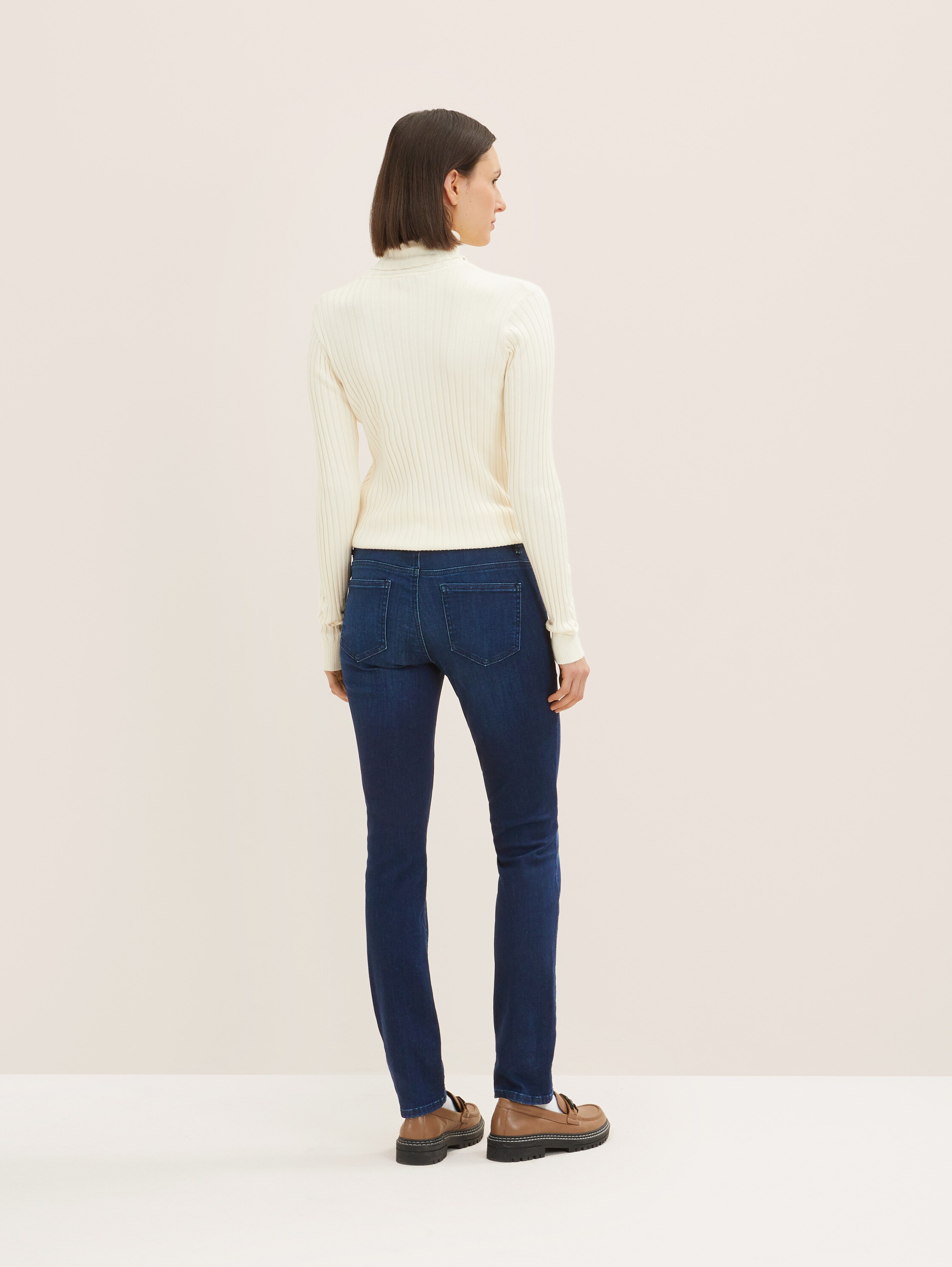 TTALEXA slim jeans - Rinsed Blue Denim - Neklijn model-achteraanzicht