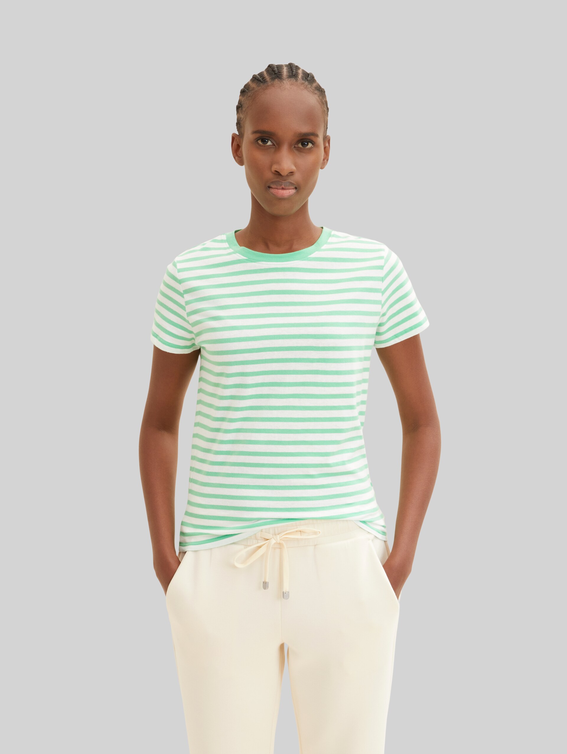 T-Shirt mit Streifenmuster - white green stripe - Ausschnitt Model-Vorderansicht