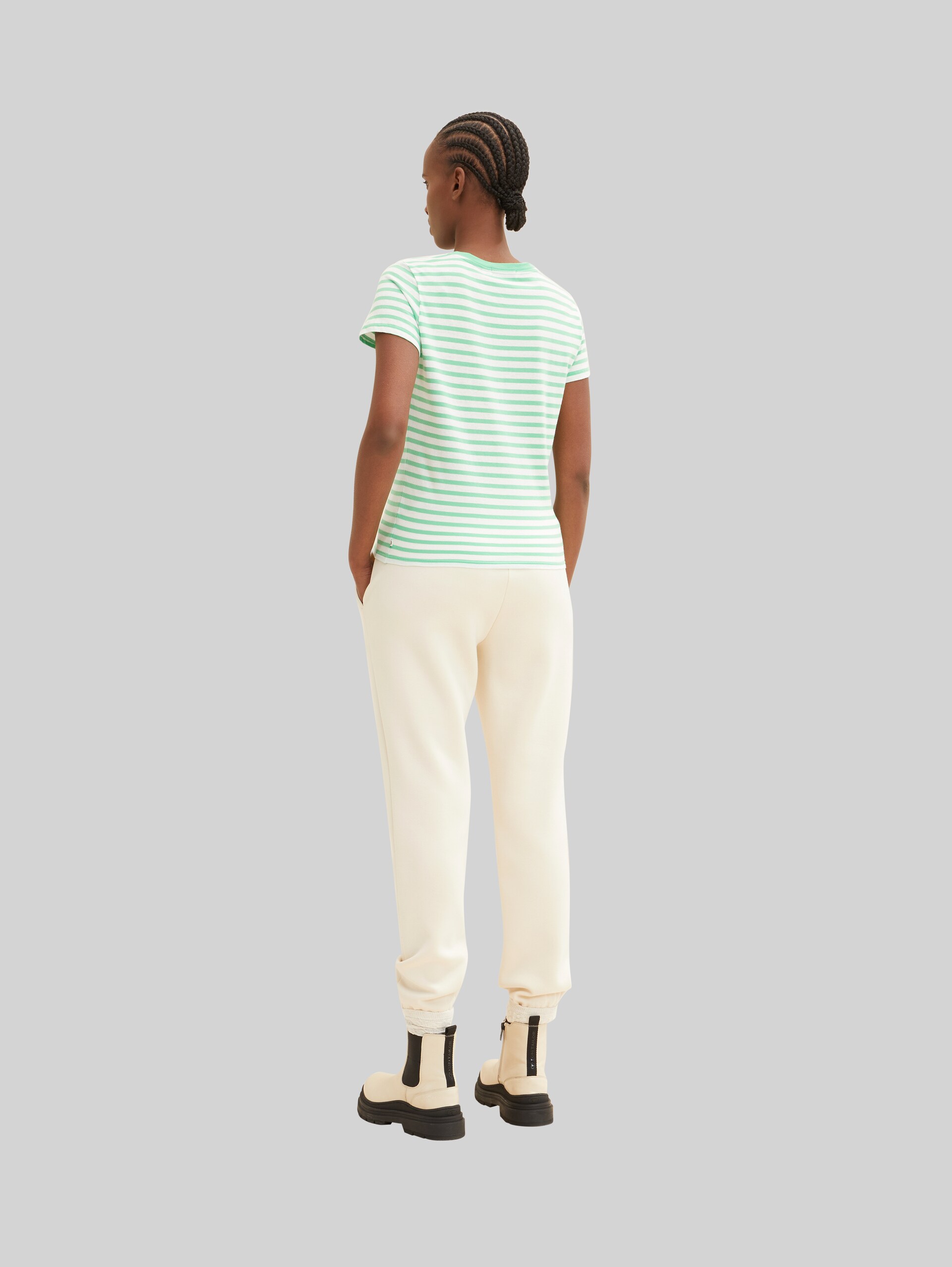 T-Shirt mit Streifenmuster - white green stripe - Auschnitt Model-Rückansicht