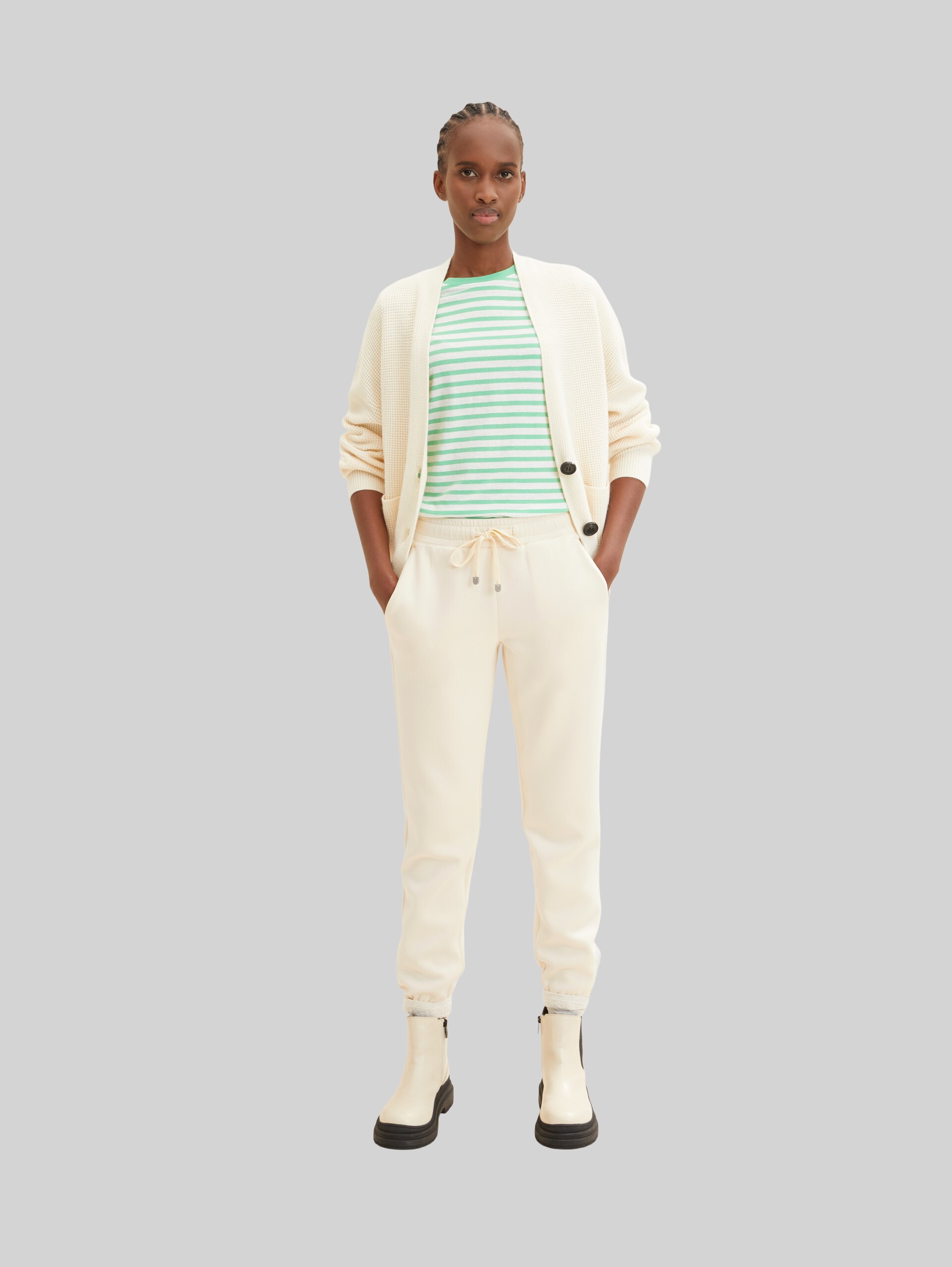 T-Shirt mit Streifenmuster - white green stripe - Model-Vorderansicht