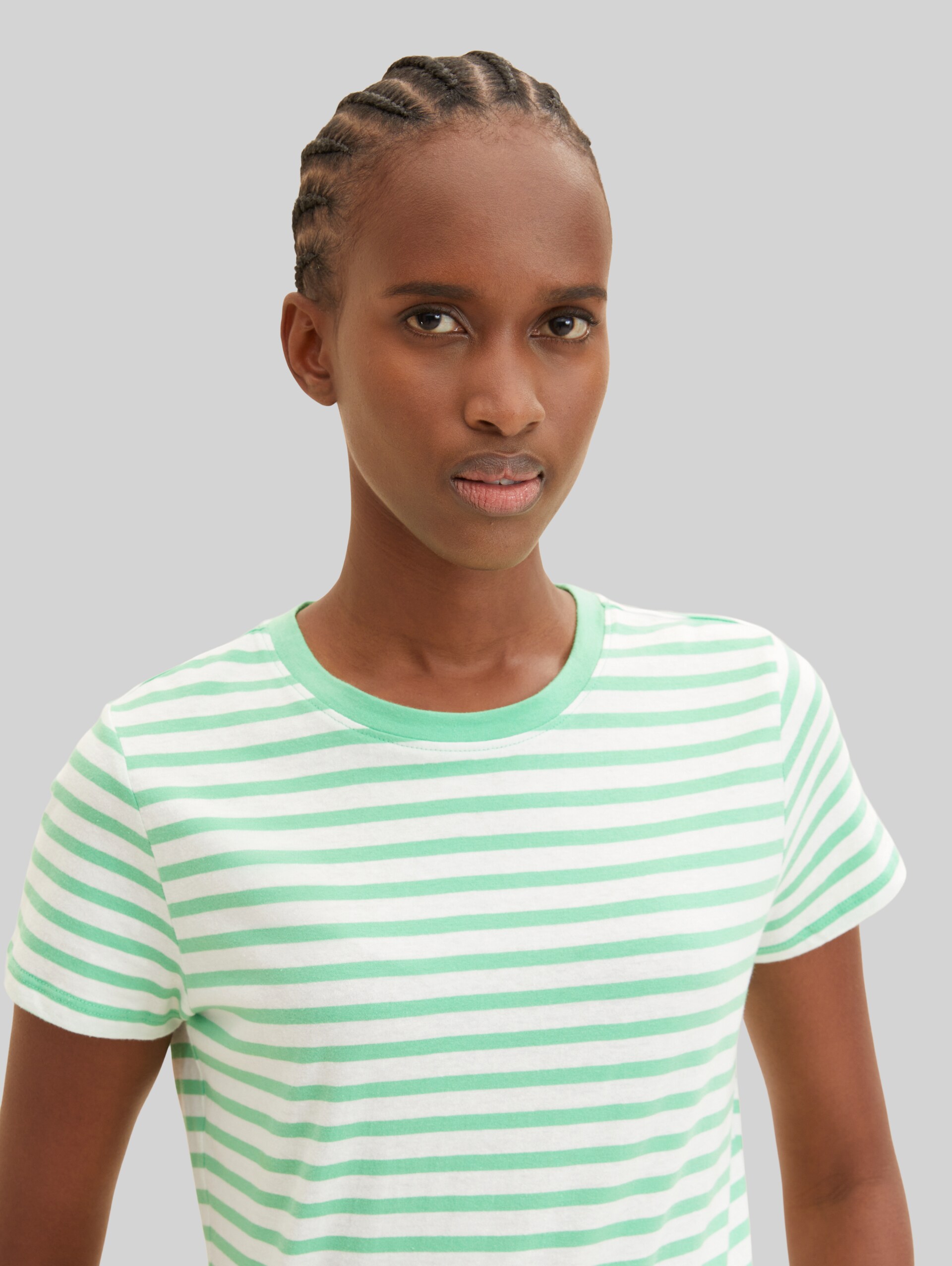 T-Shirt mit Streifenmuster - white green stripe - Detail-Model-Ansicht