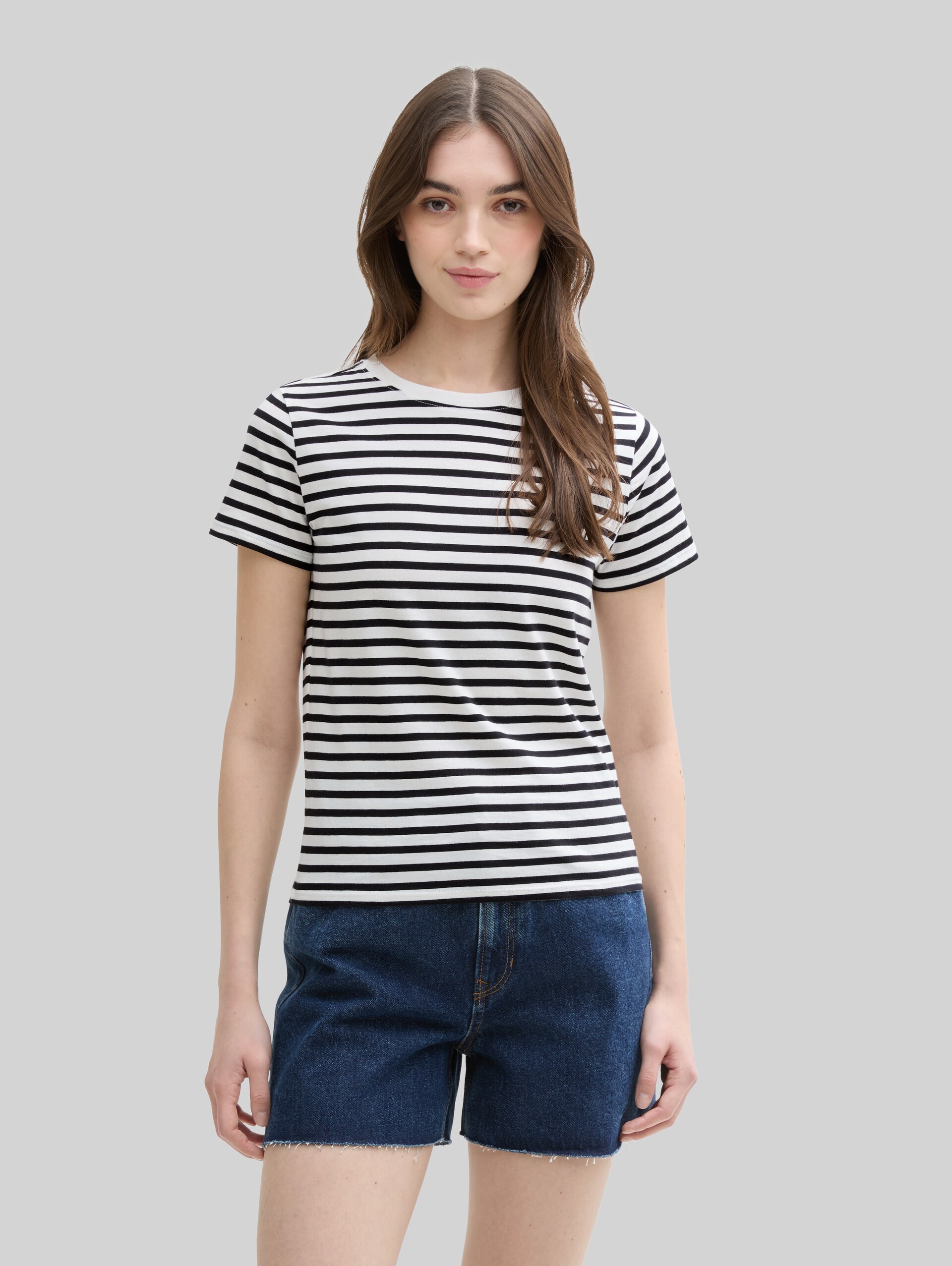 T-shirt with striped pattern - white black stripe - Neckline model front view