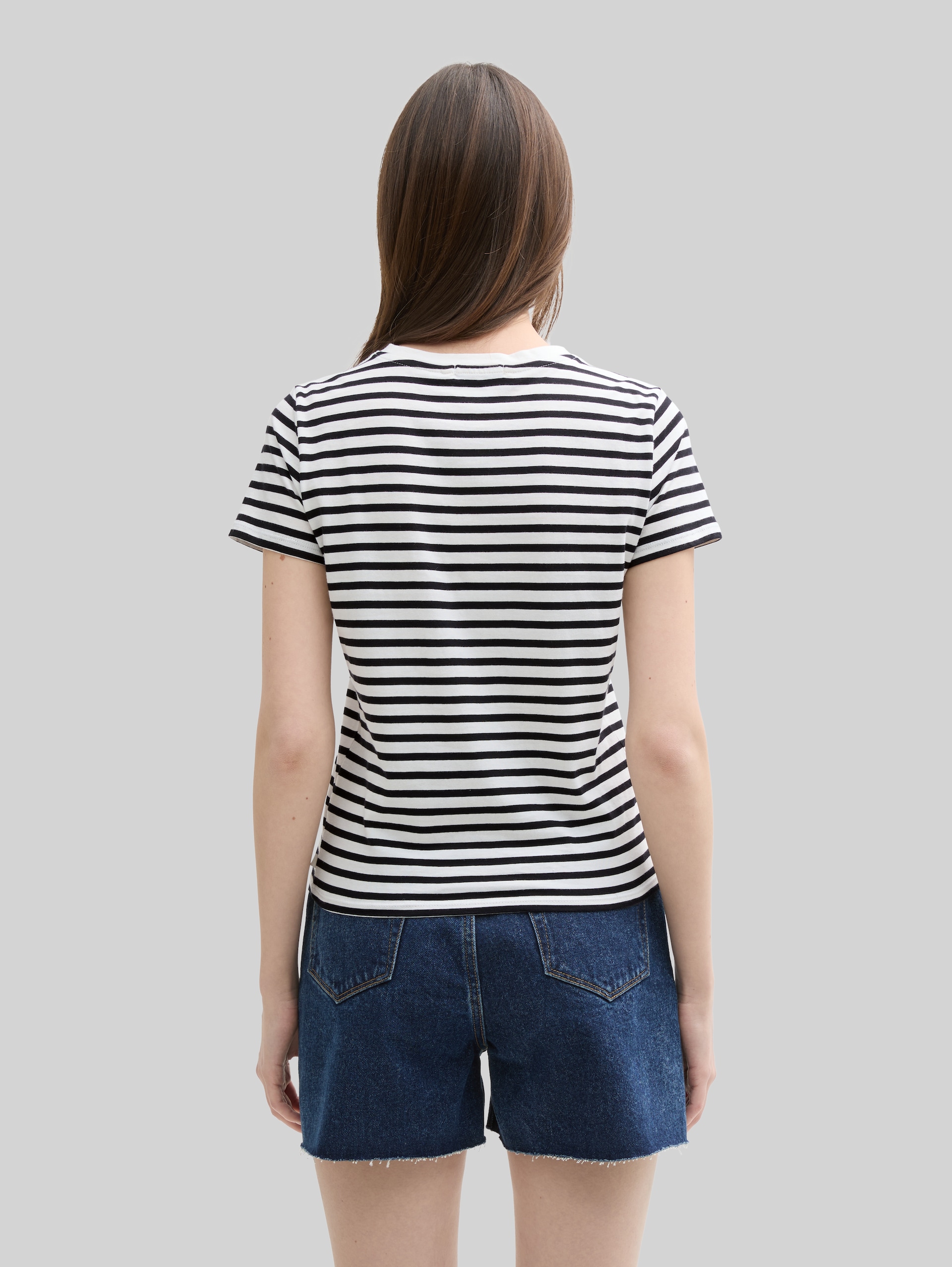 T-shirt with striped pattern - white black stripe - Neckline model-back view