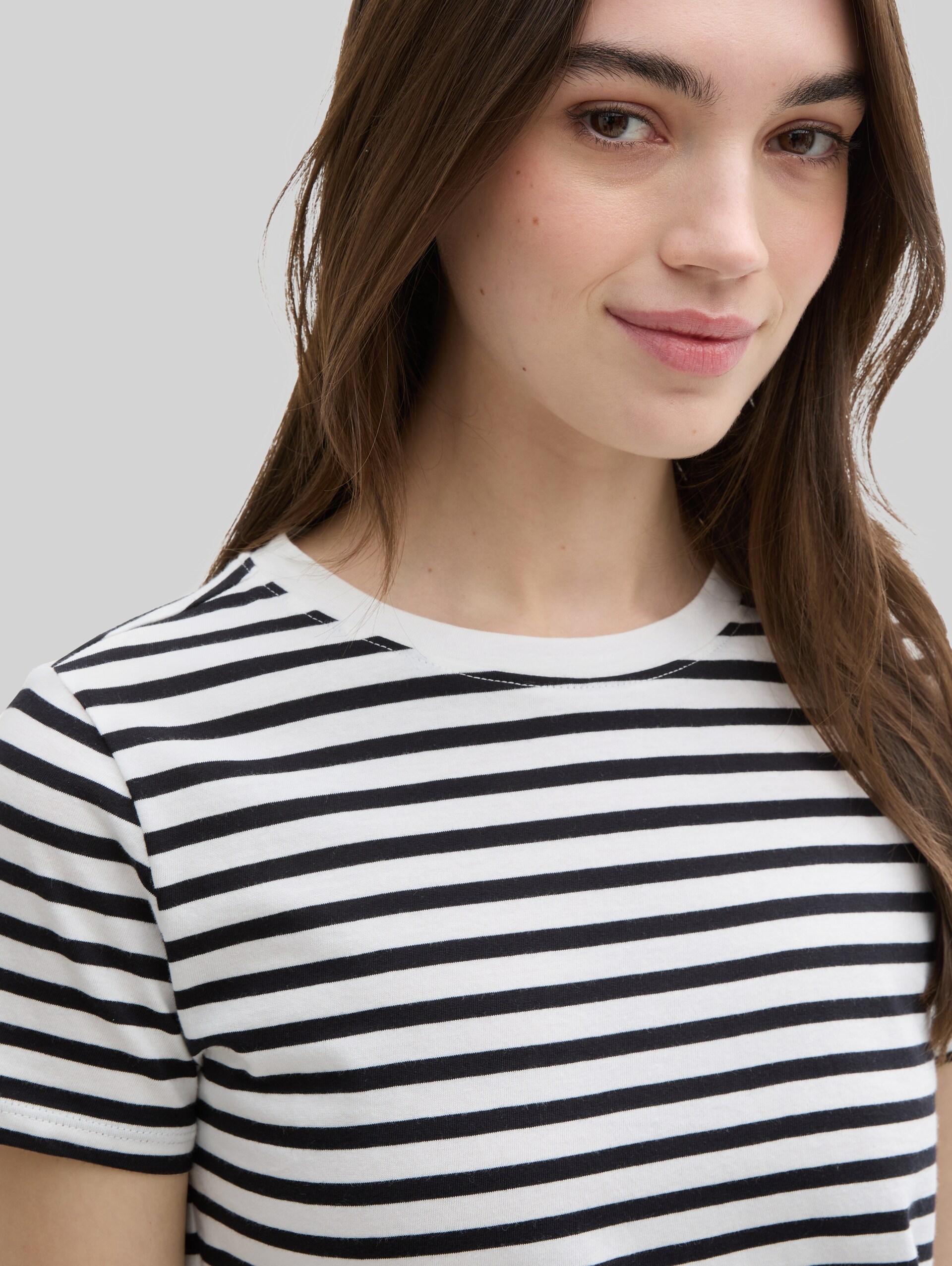 T-shirt with striped pattern - white black stripe - Detail model view