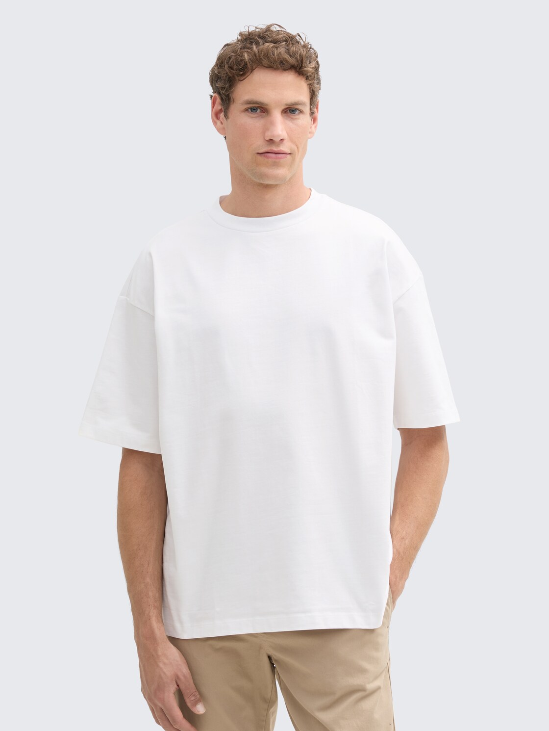 Oversize T-Shirt - White - Ausschnitt Model-Vorderansicht