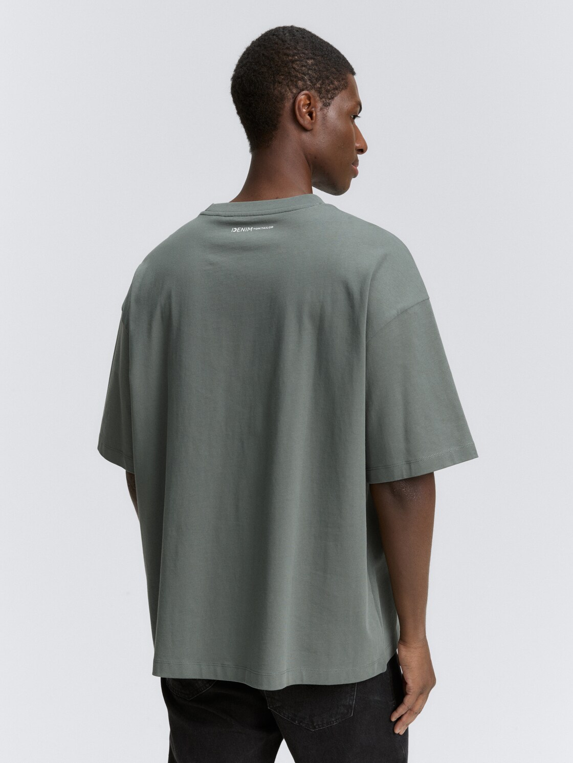 Oversize T-Shirt - washed jasper green - Auschnitt Model-Rückansicht