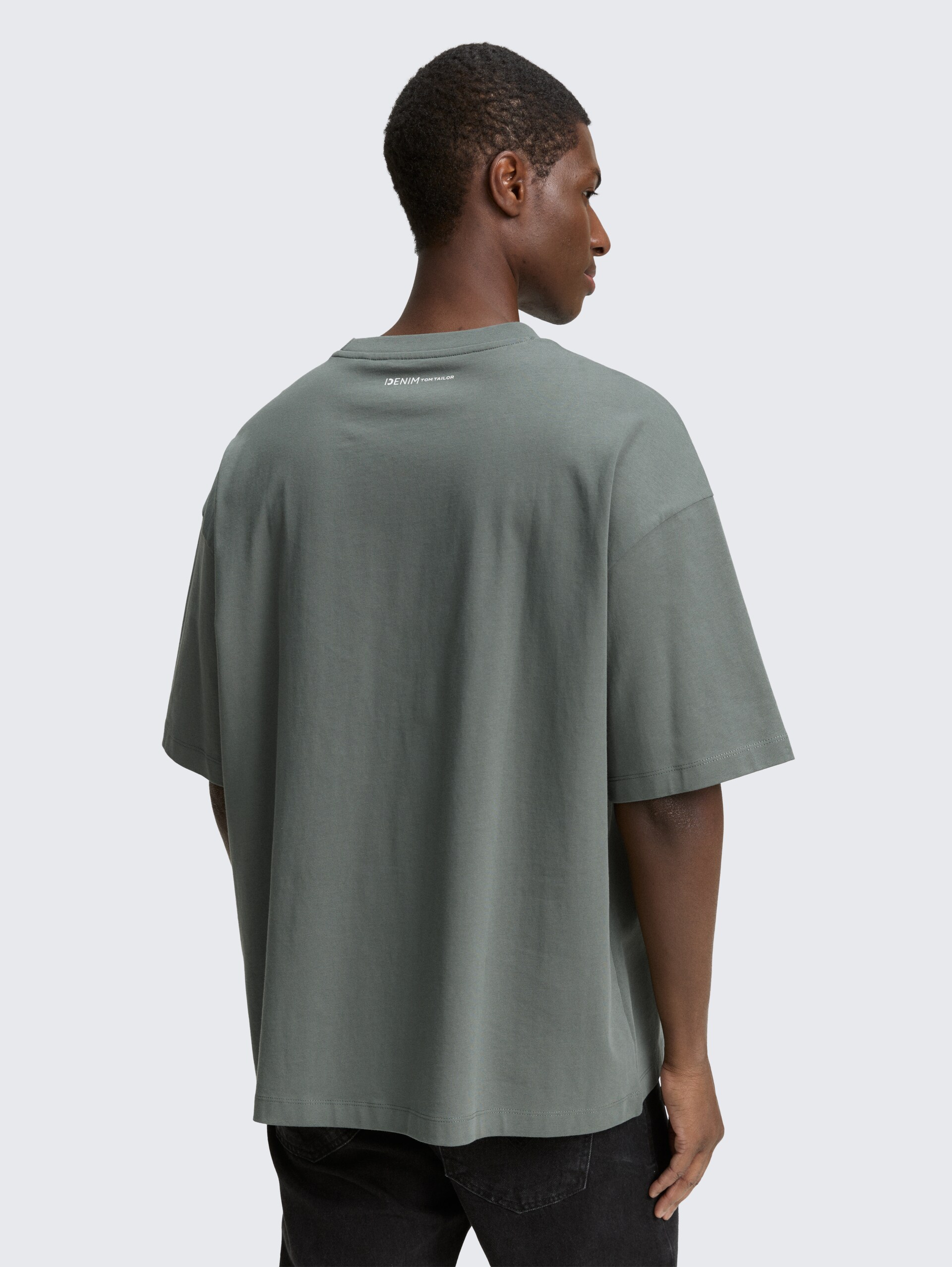 Oversize T-Shirt - washed jasper green - Auschnitt Model-Rückansicht