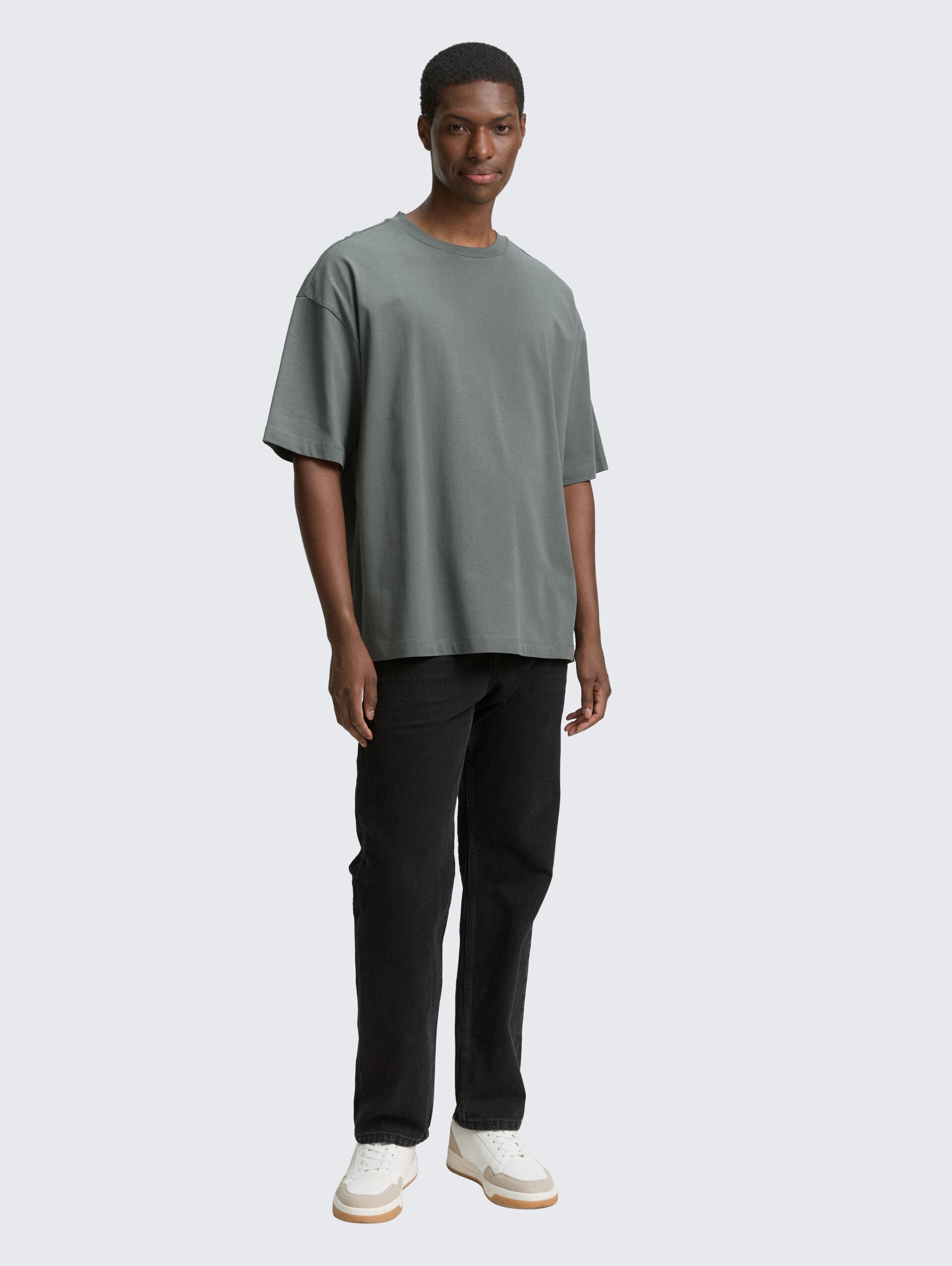 Oversize T-Shirt - washed jasper green - Model-Vorderansicht
