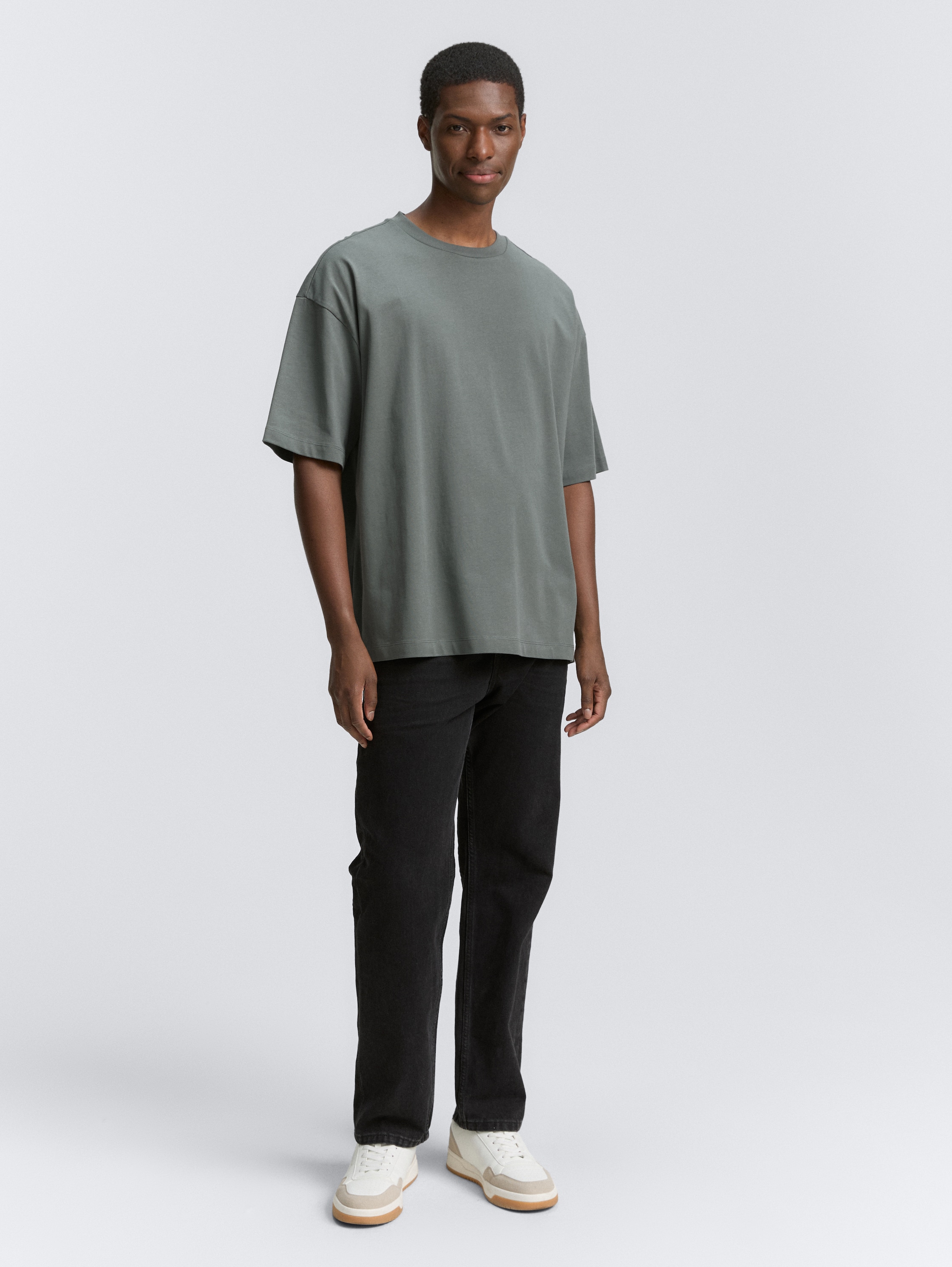 Oversized T-Shirt - washed jasper green - Model-Vorderansicht