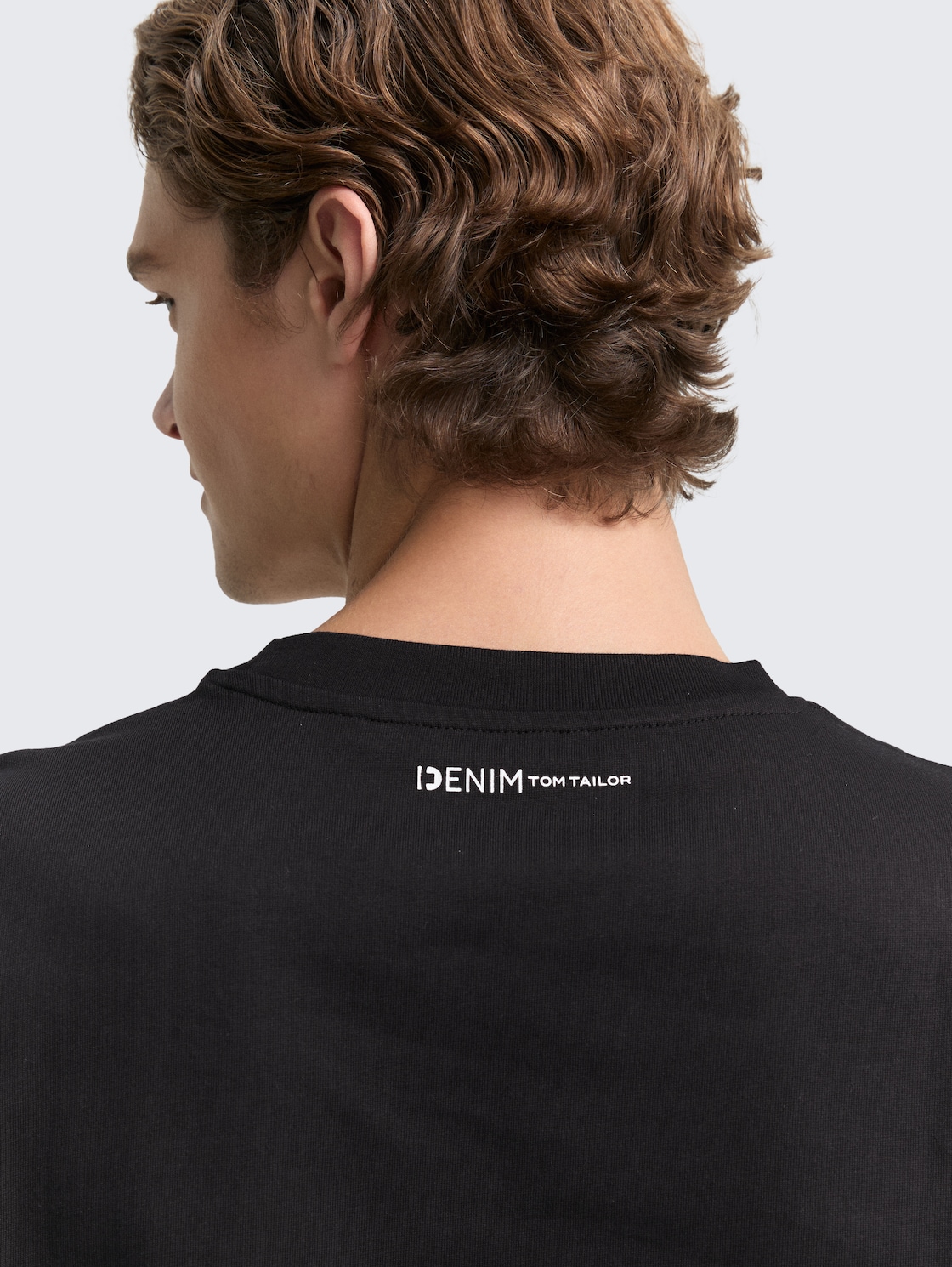 Oversize T-Shirt - Black - Detail-Model-Ansicht