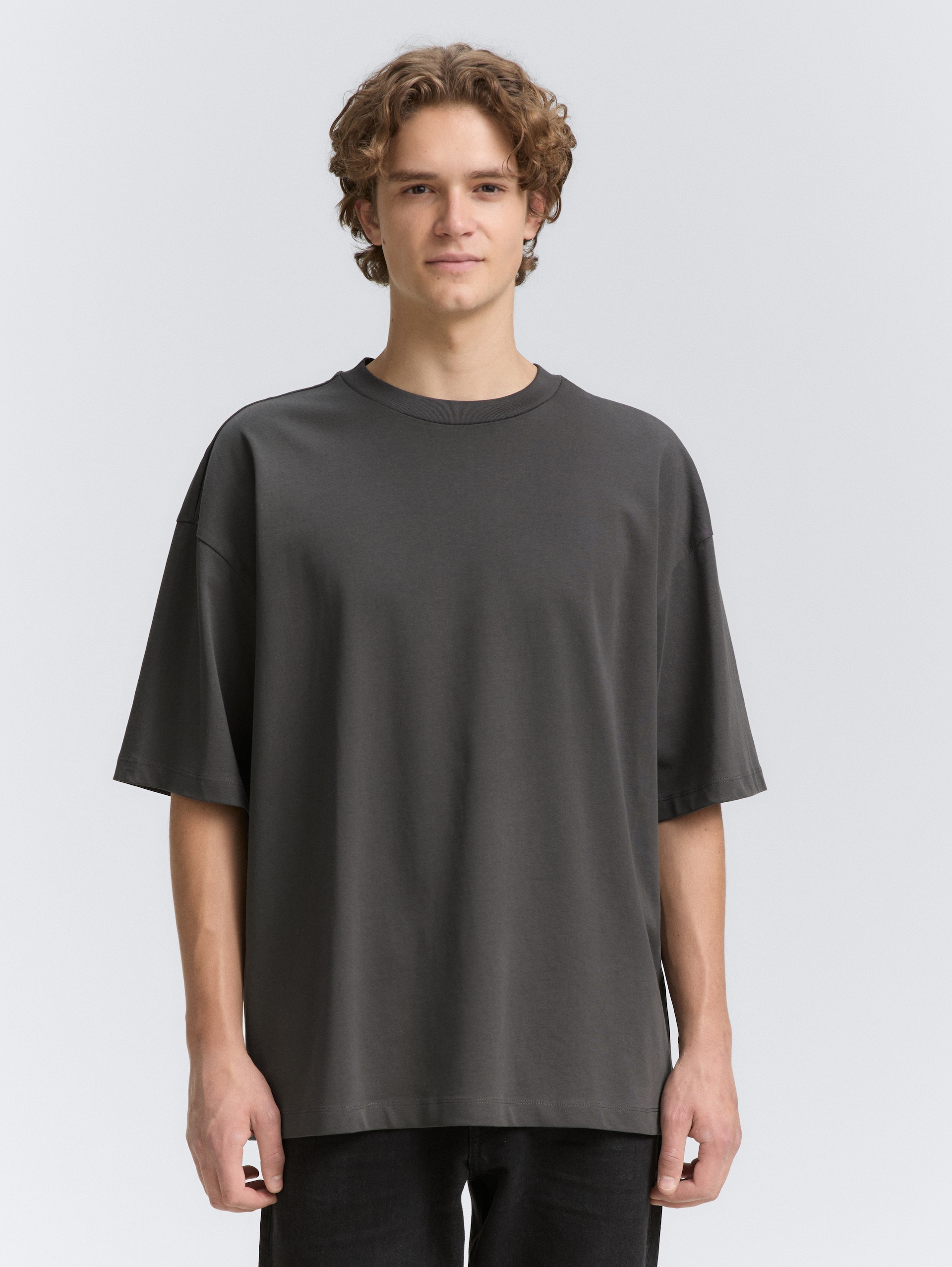 Oversize T-Shirt - ash grey - Ausschnitt Model-Vorderansicht