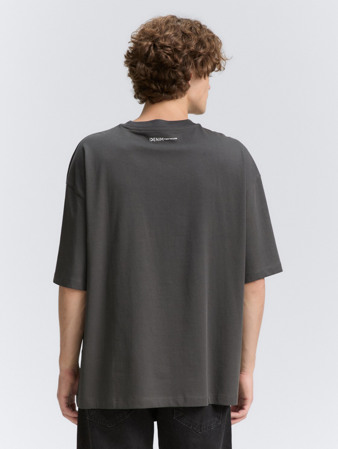Oversize T-Shirt - ash grey - Auschnitt Model-Rückansicht