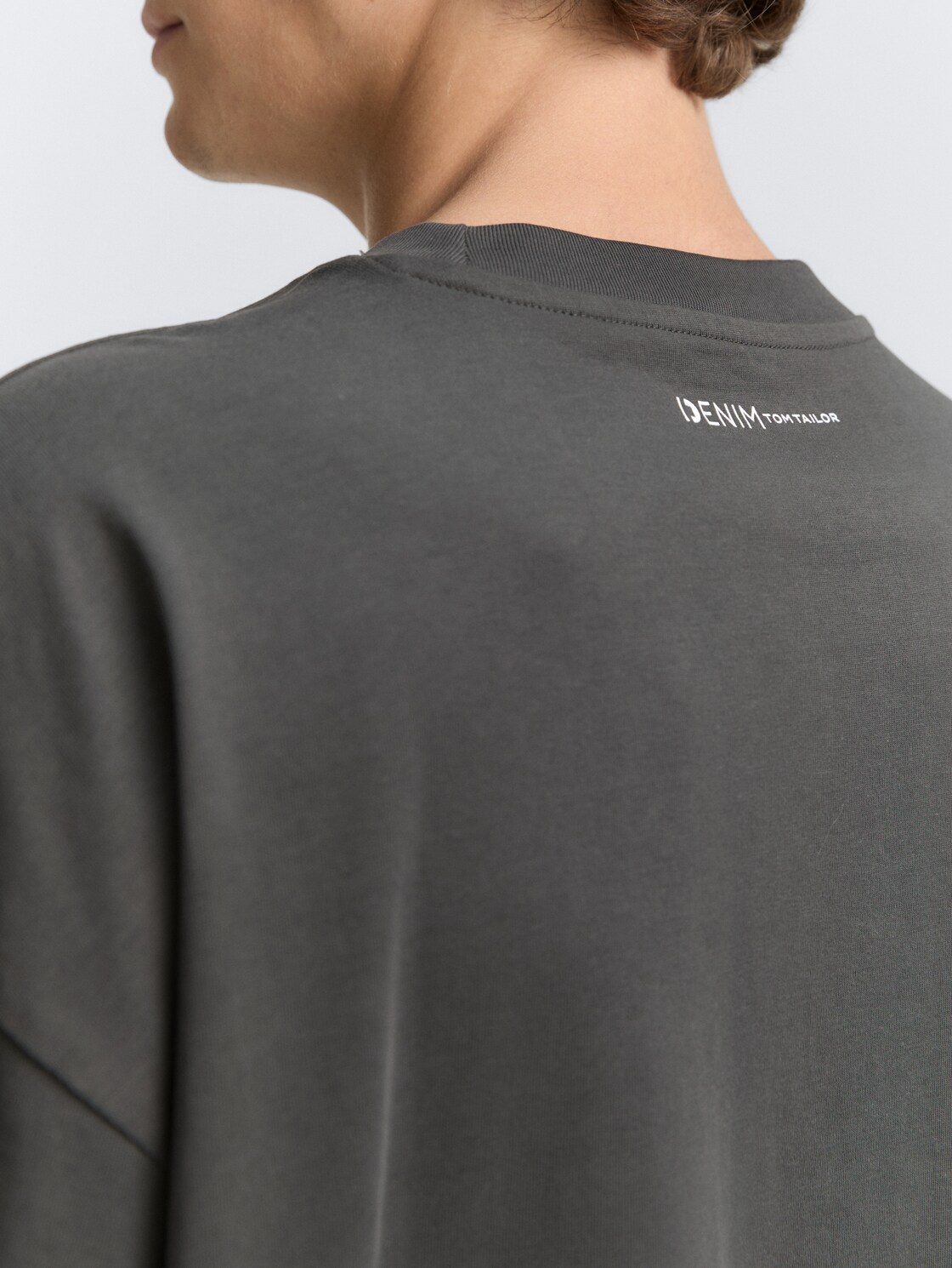 Oversize T-Shirt - ash grey - Detail-Model-Ansicht