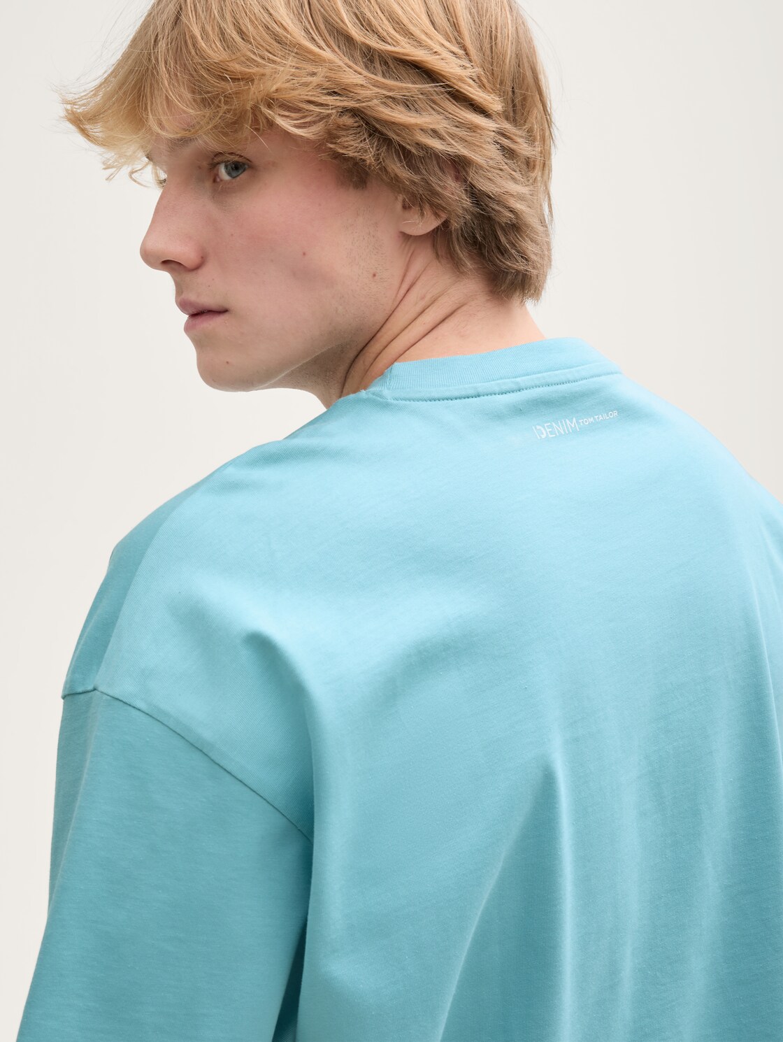 Oversize T-Shirt - dusty blue - Detail-Model-Ansicht