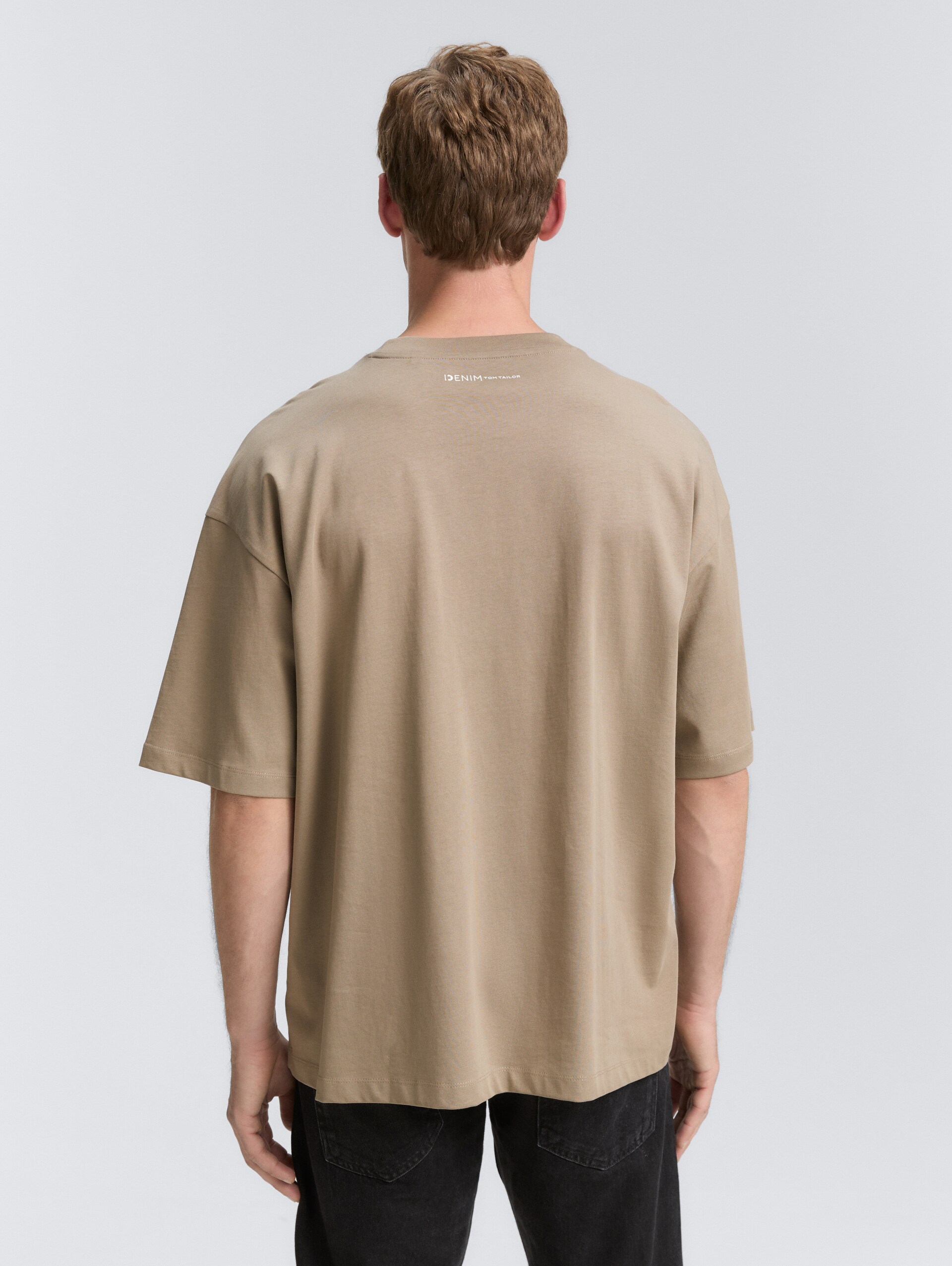 Oversize T-Shirt - roasted nut brown - Auschnitt Model-Rückansicht