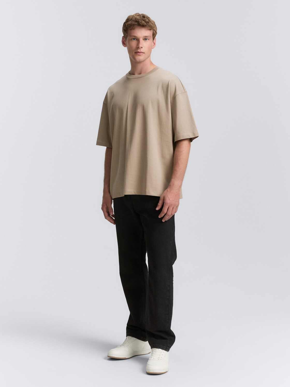 Oversize T-Shirt - roasted nut brown - Model-Vorderansicht