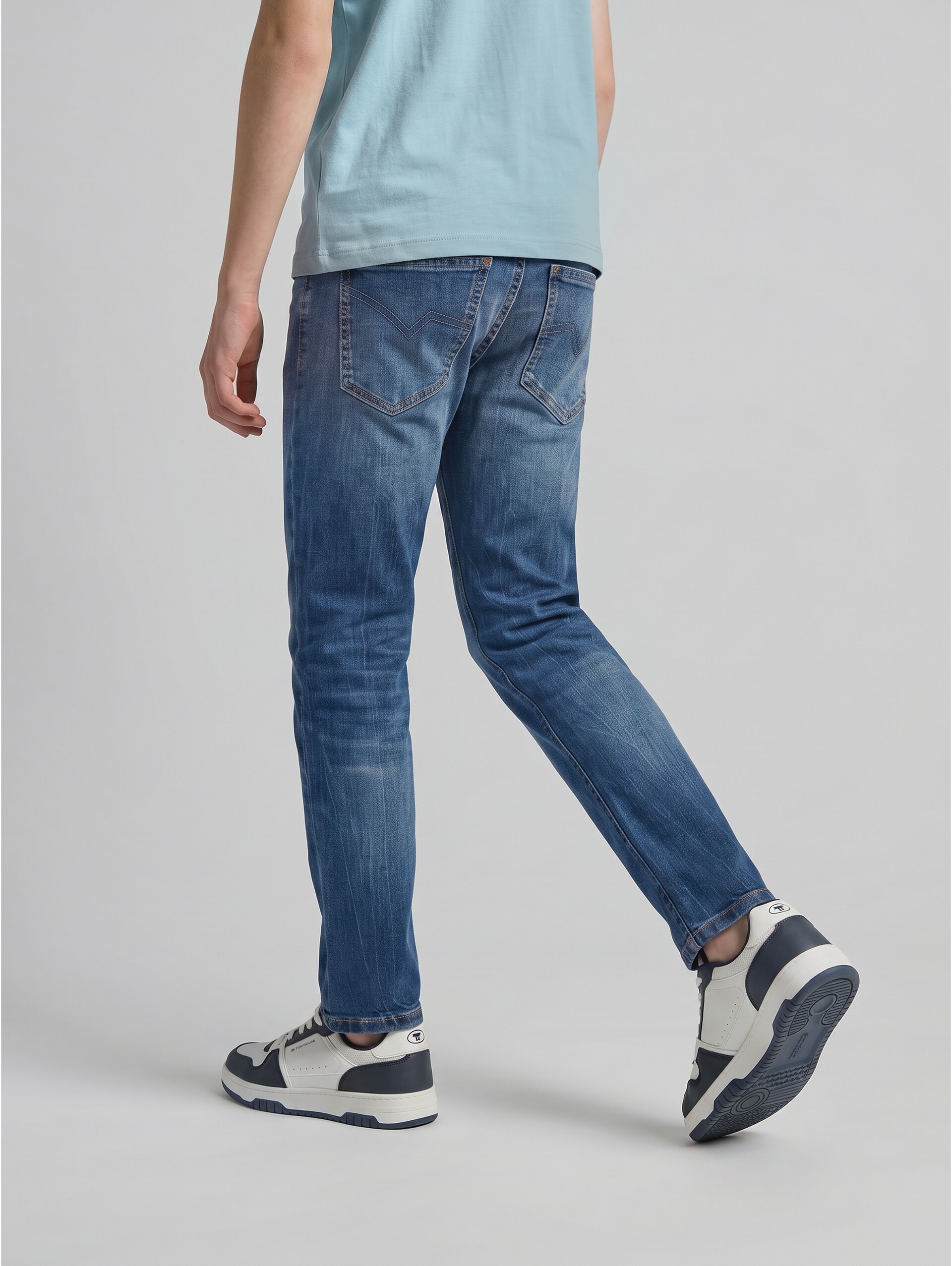 JOHN SLIM-jeans met stretch - Used Mid Stone Blue Denim - Neklijn model-achteraanzicht
