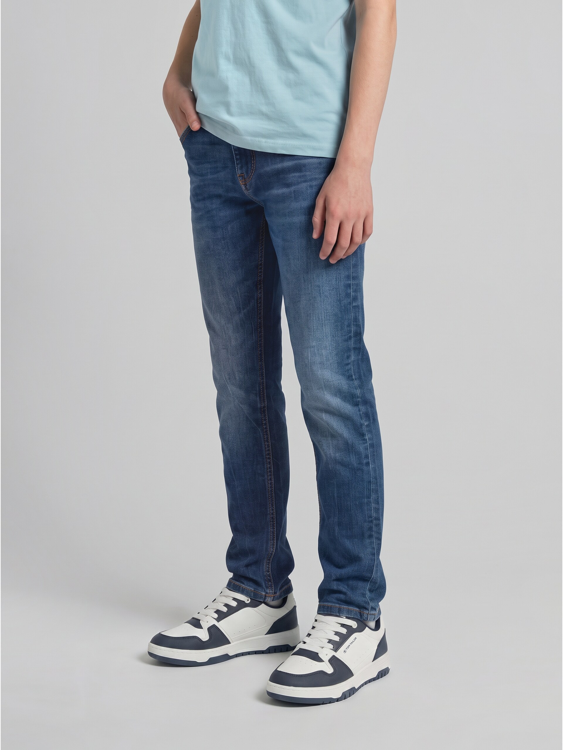 JOHN SLIM-jeans met stretch - Used Mid Stone Blue Denim - Nek model vooraanzicht