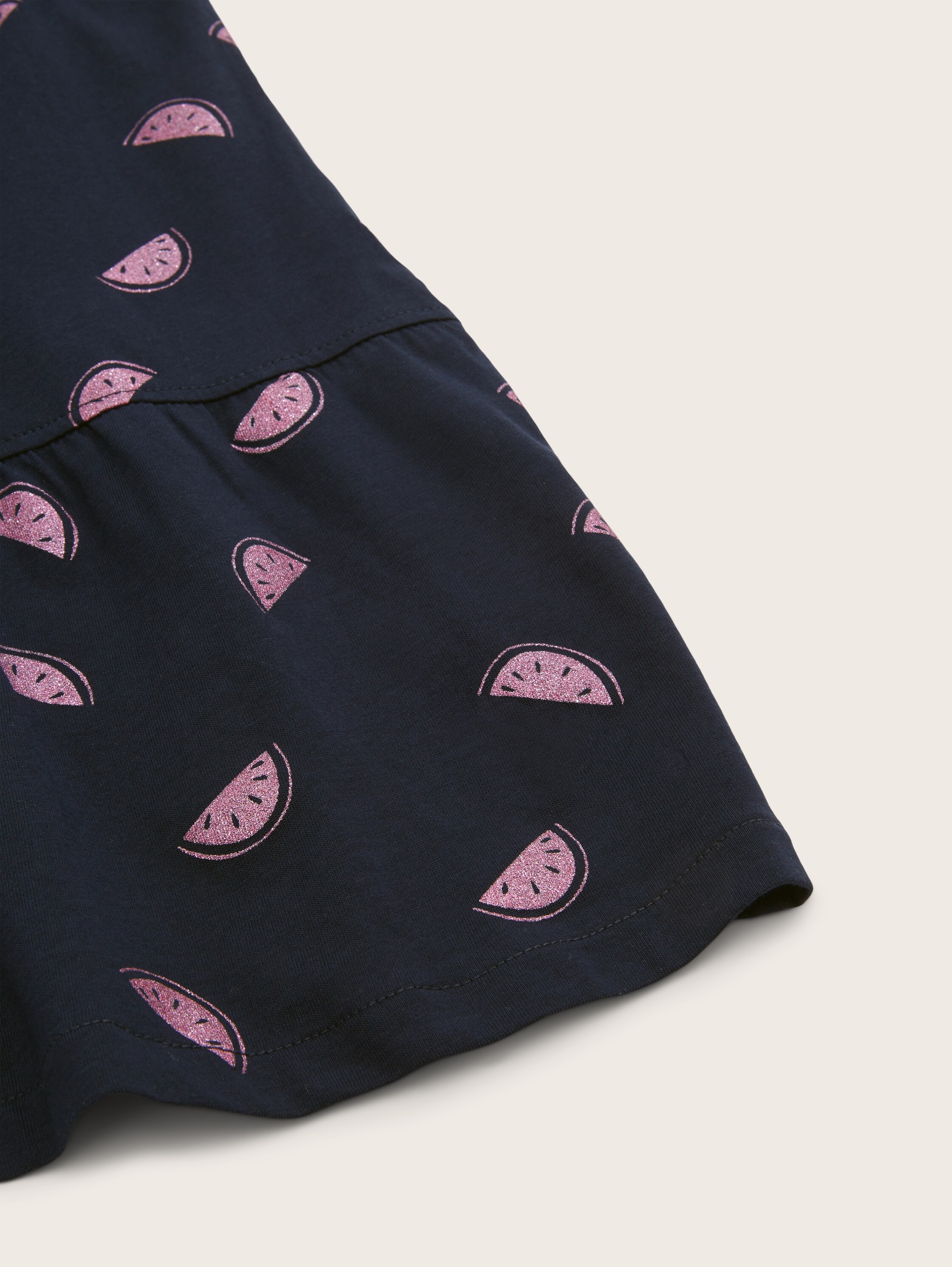Kleid mit Allover-Print - dark blue pink melon print - Detail-Model-Ansicht
