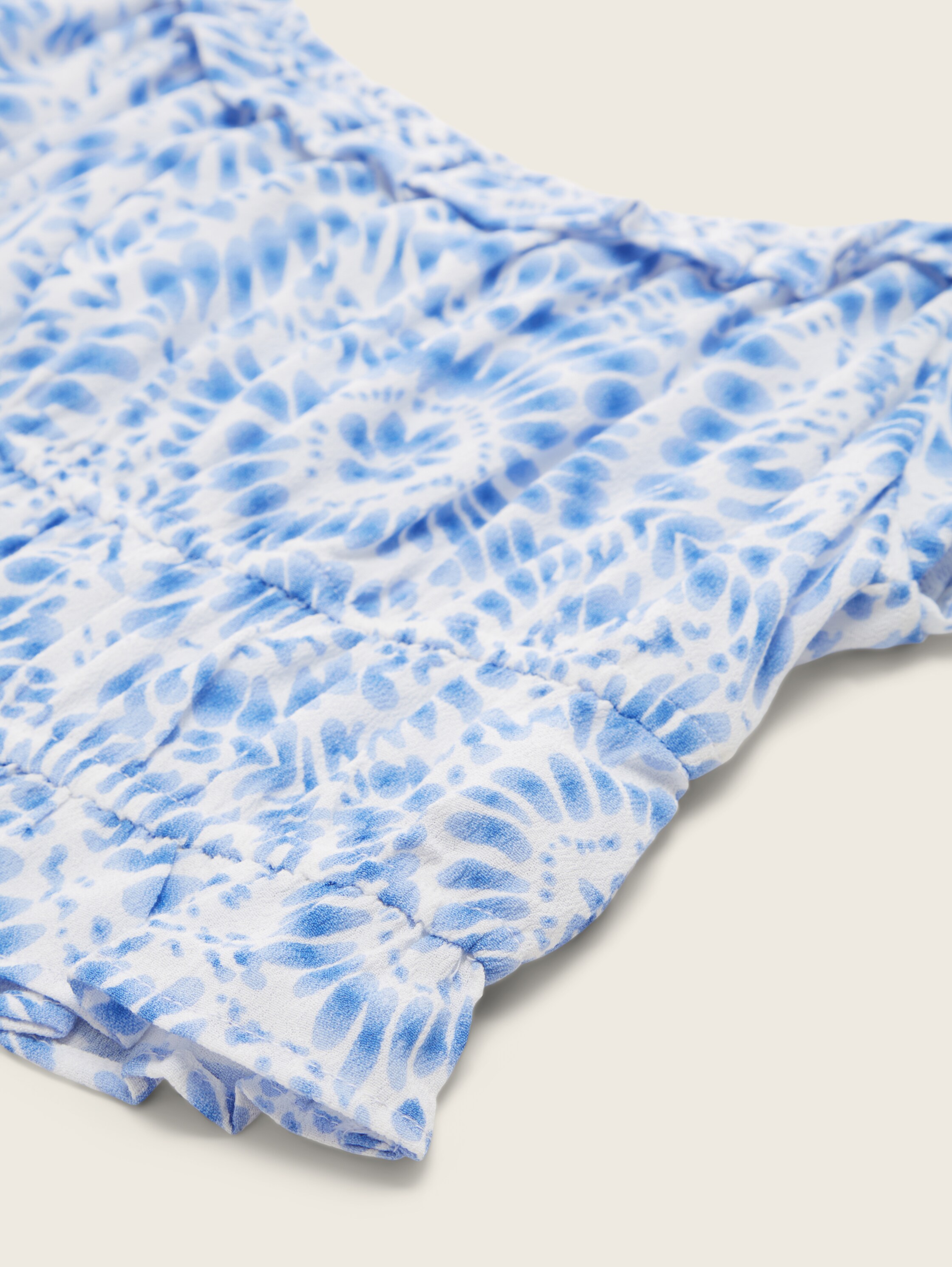 Cropped Bluse mit Allover-Print - blue tie dye circle - Detail-Model-Ansicht