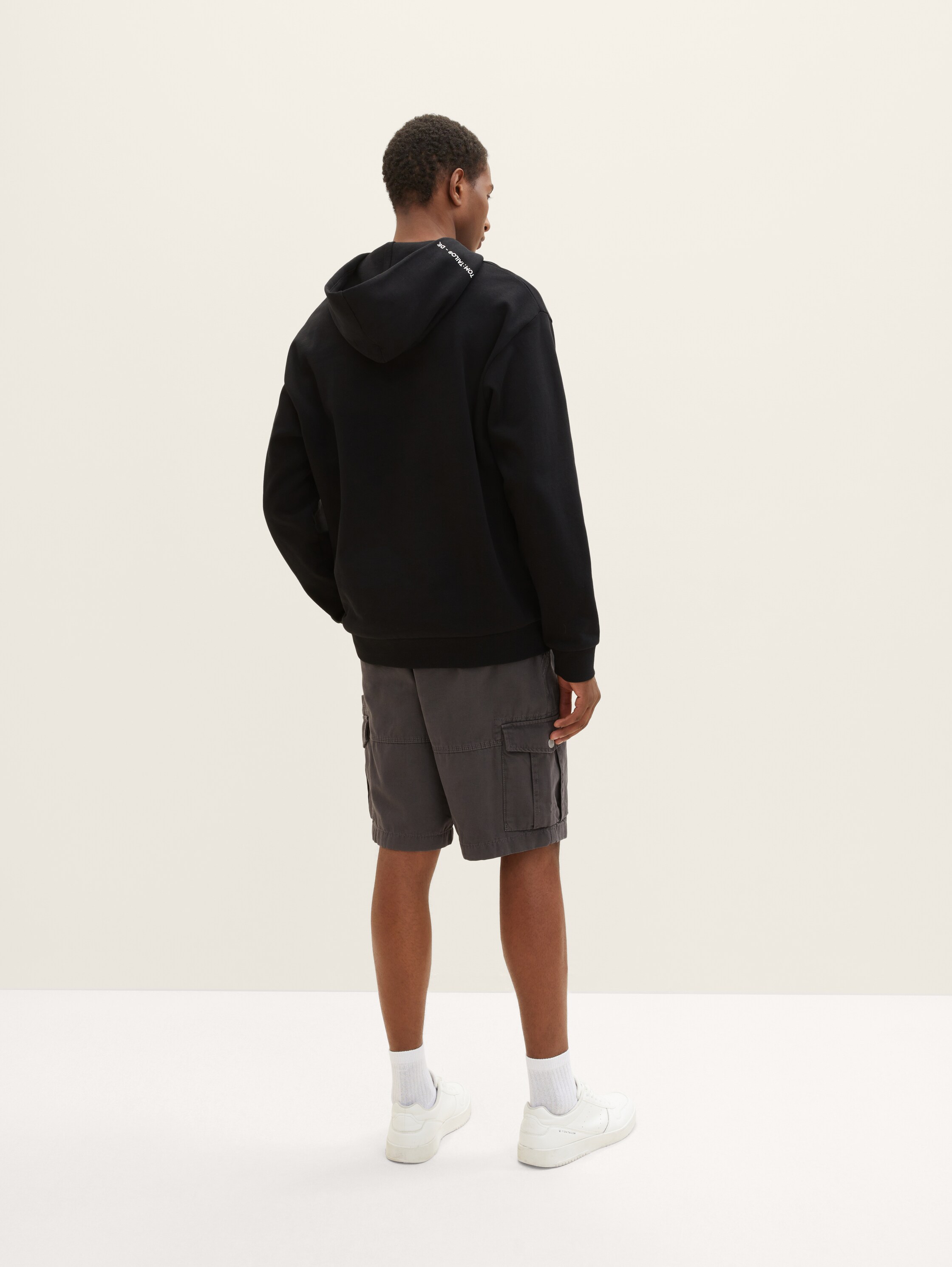 Cargo Shorts - Tarmac Grey - Auschnitt Model-Rückansicht