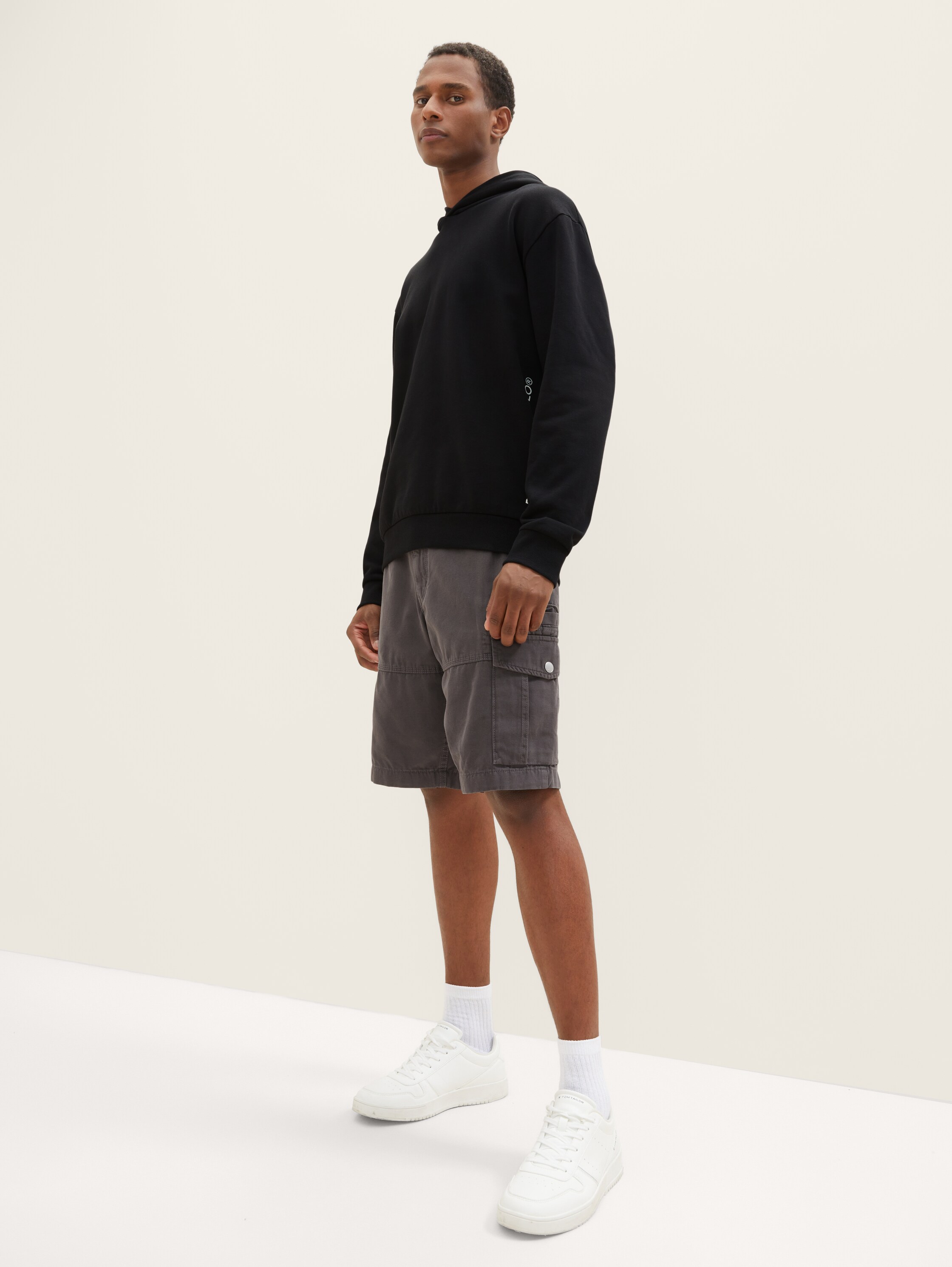 Short cargo - noires - Vue du corps entier du modèle