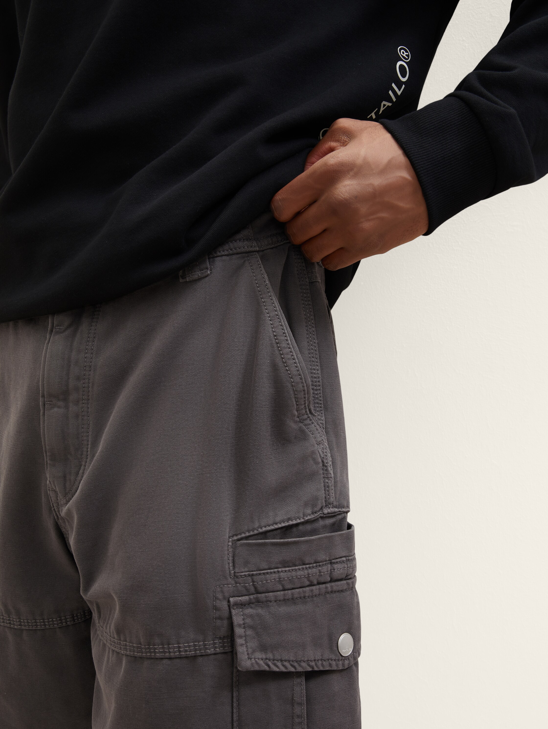 Cargo Shorts - Tarmac Grey - Detail-Model-Ansicht