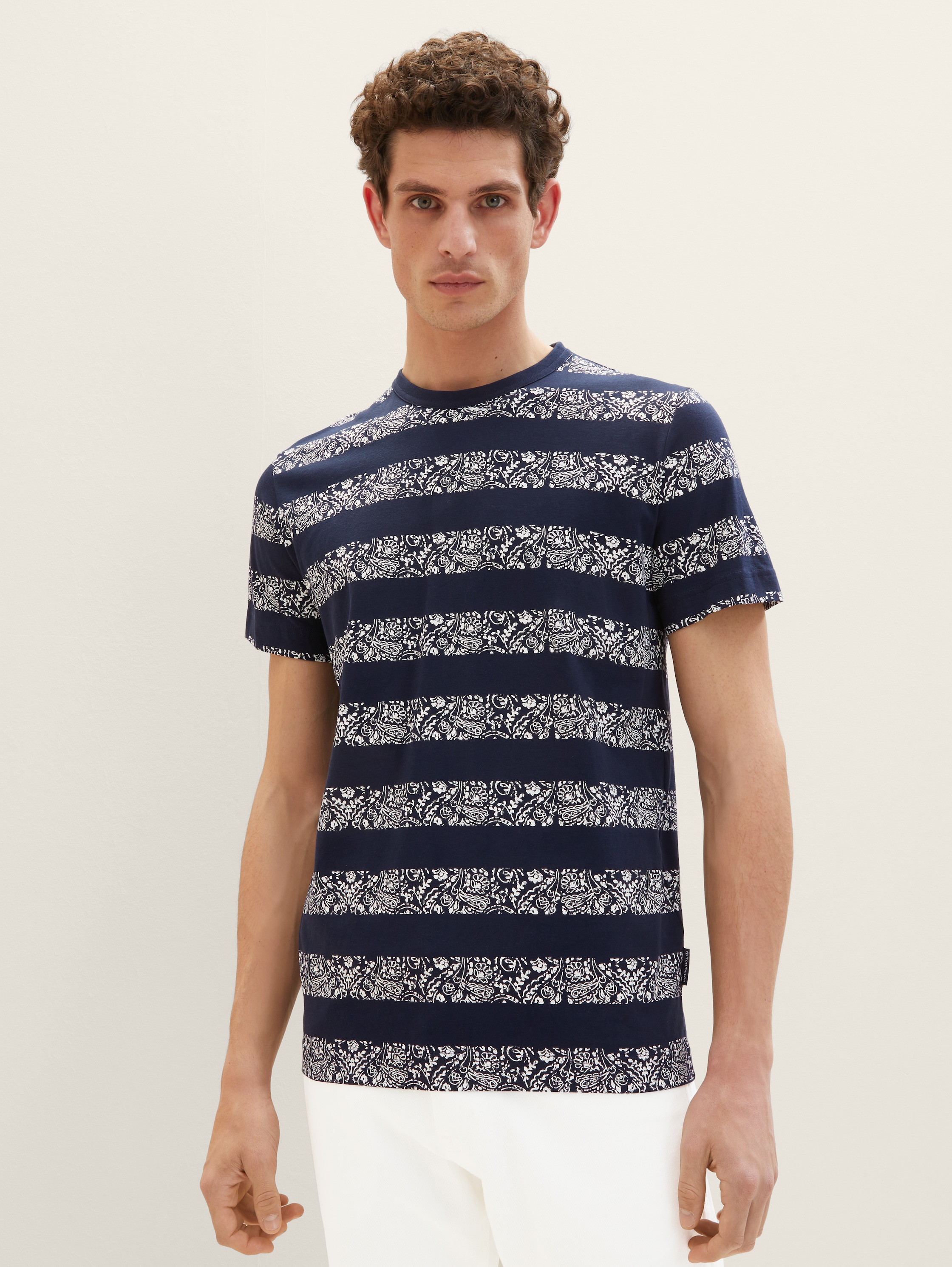 T-Shirt mit Allover-Print - navy white big paisley stripe - Ausschnitt Model-Vorderansicht