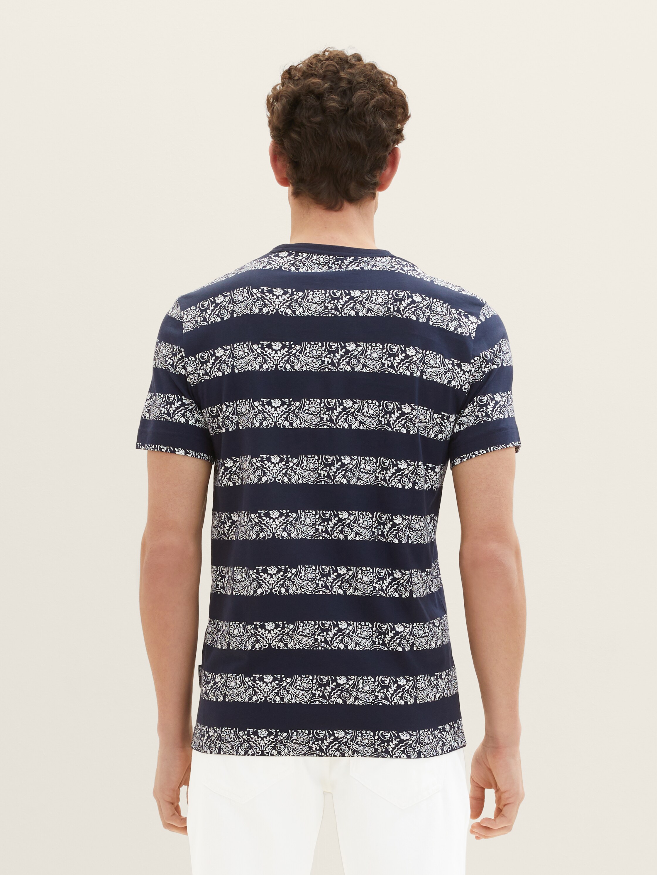 T-Shirt mit Allover-Print - navy white big paisley stripe - Auschnitt Model-Rückansicht
