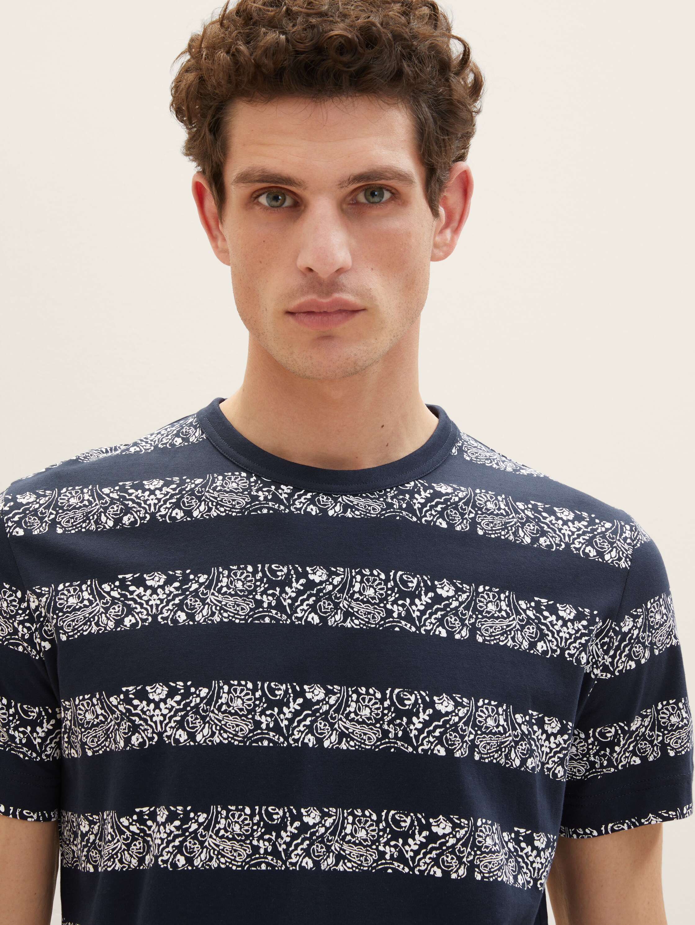 T-Shirt mit Allover-Print - navy white big paisley stripe - Detail-Model-Ansicht