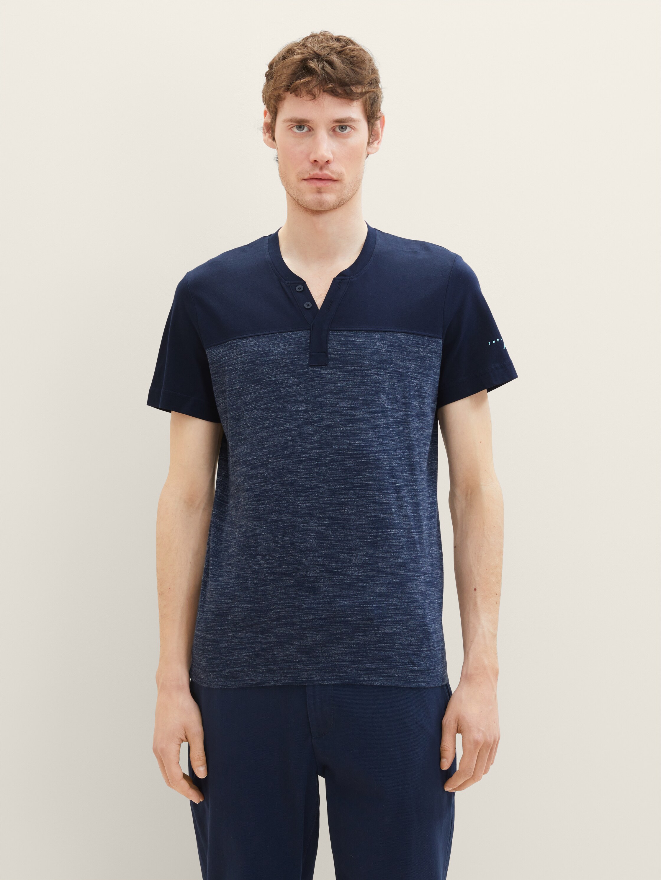 T-shirt met colorblocking - blue streaky melange - Nek model vooraanzicht