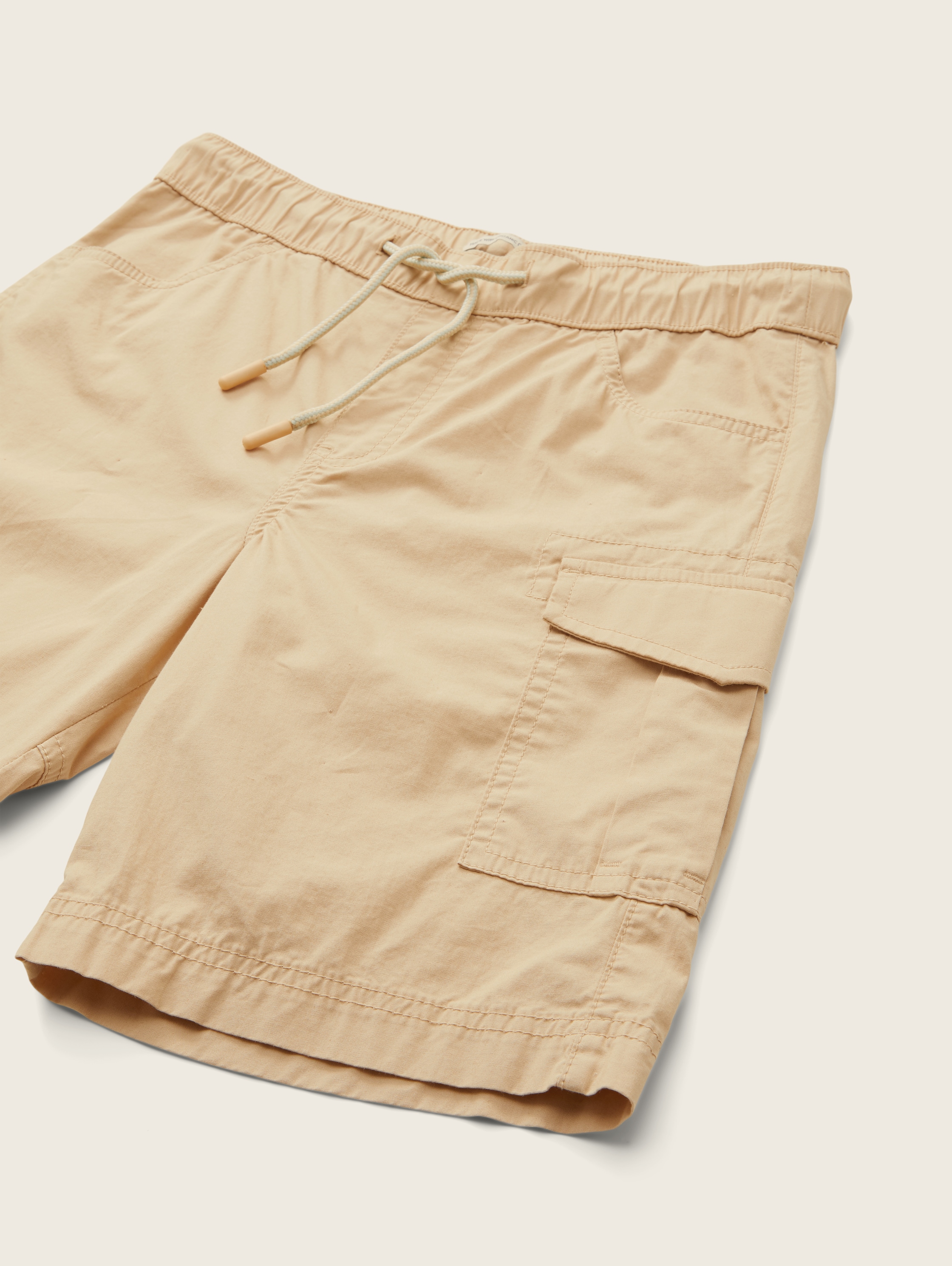 Cargo shorts with an elastic waistband - cream toffee - Detail model view