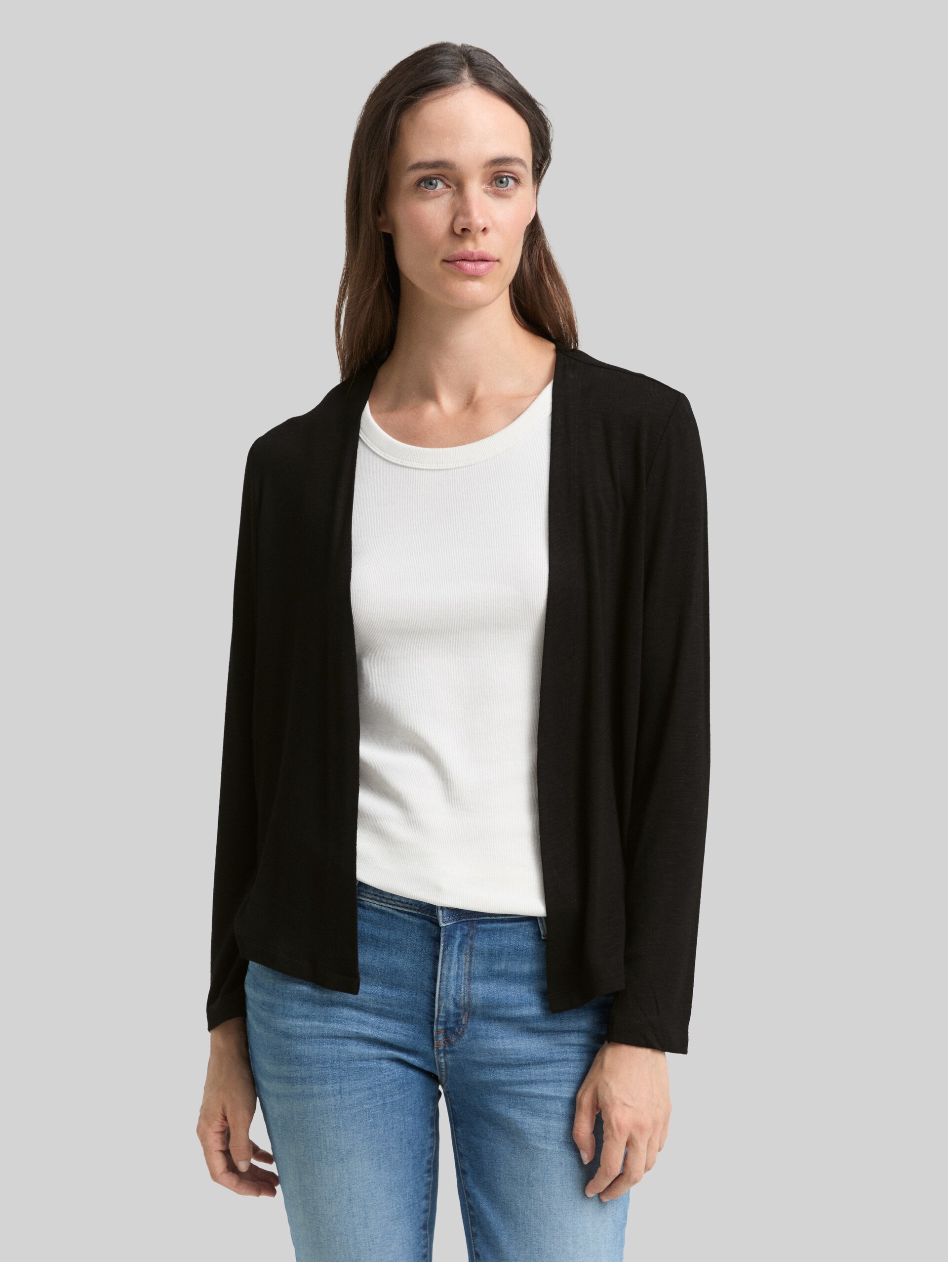 Basic Cardigan - Black - Ausschnitt Model-Vorderansicht