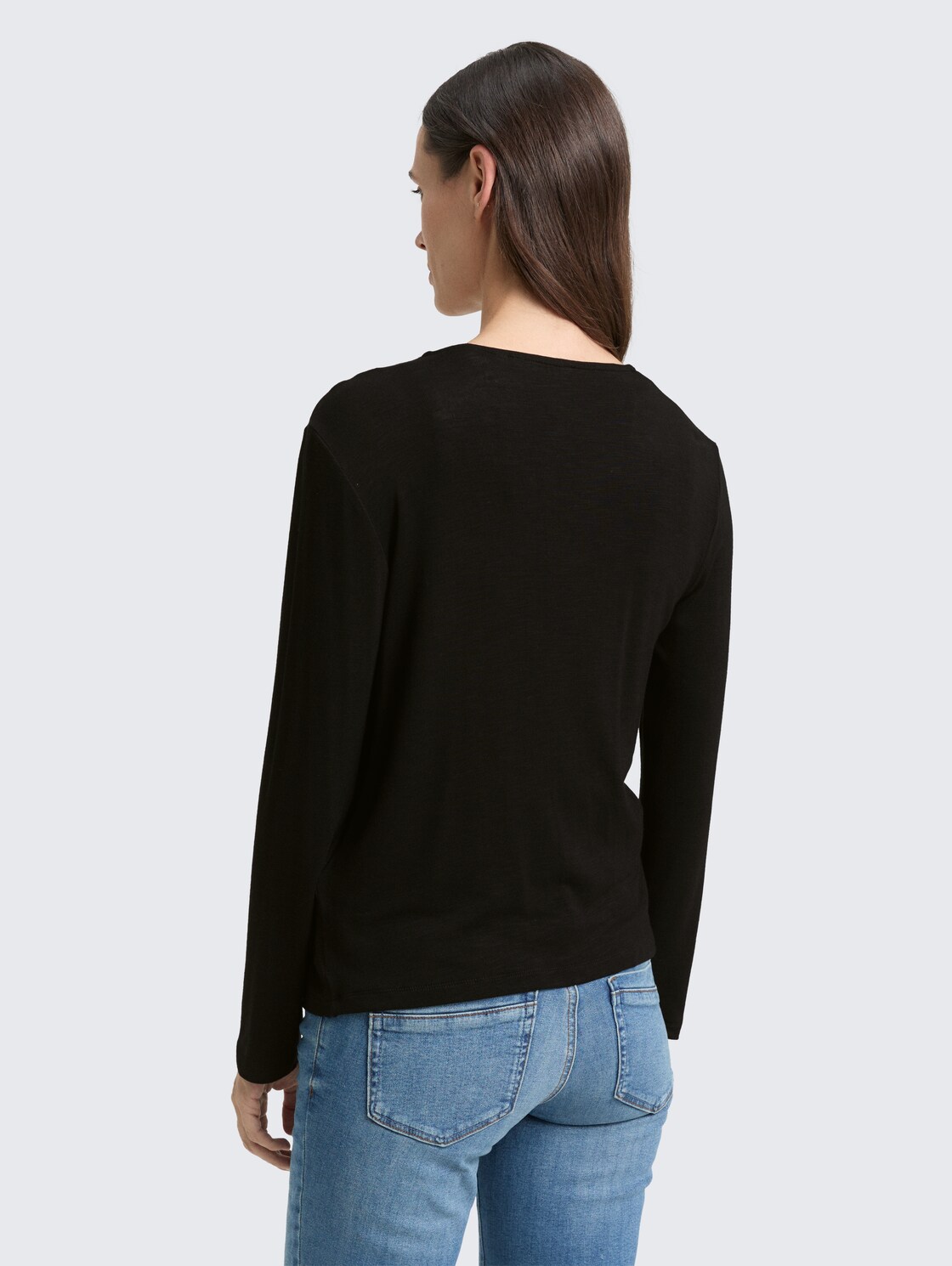 Basic Cardigan - Black - Auschnitt Model-Rückansicht