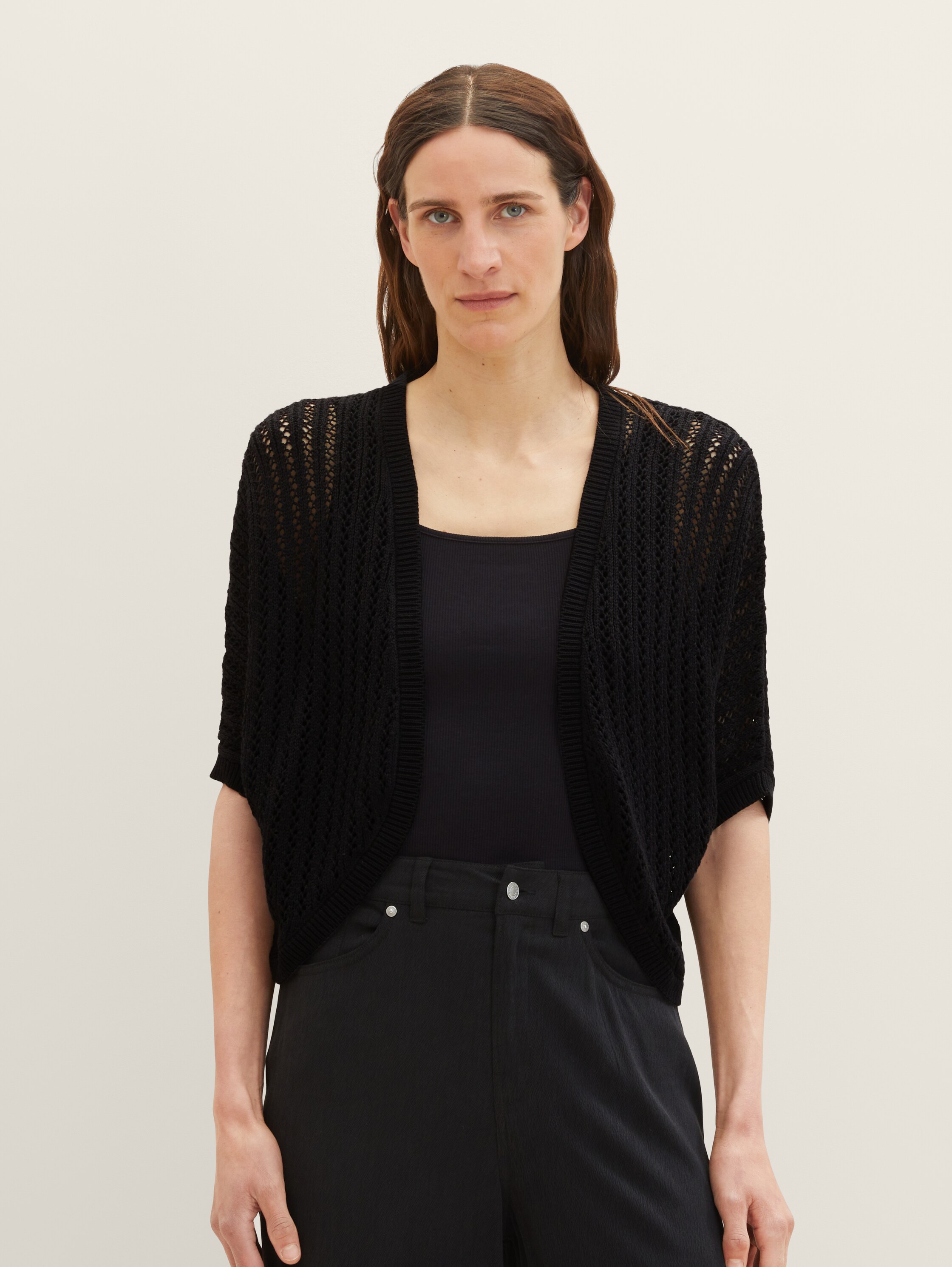 Short-sleeved cardigan - deep black - Neckline model front view
