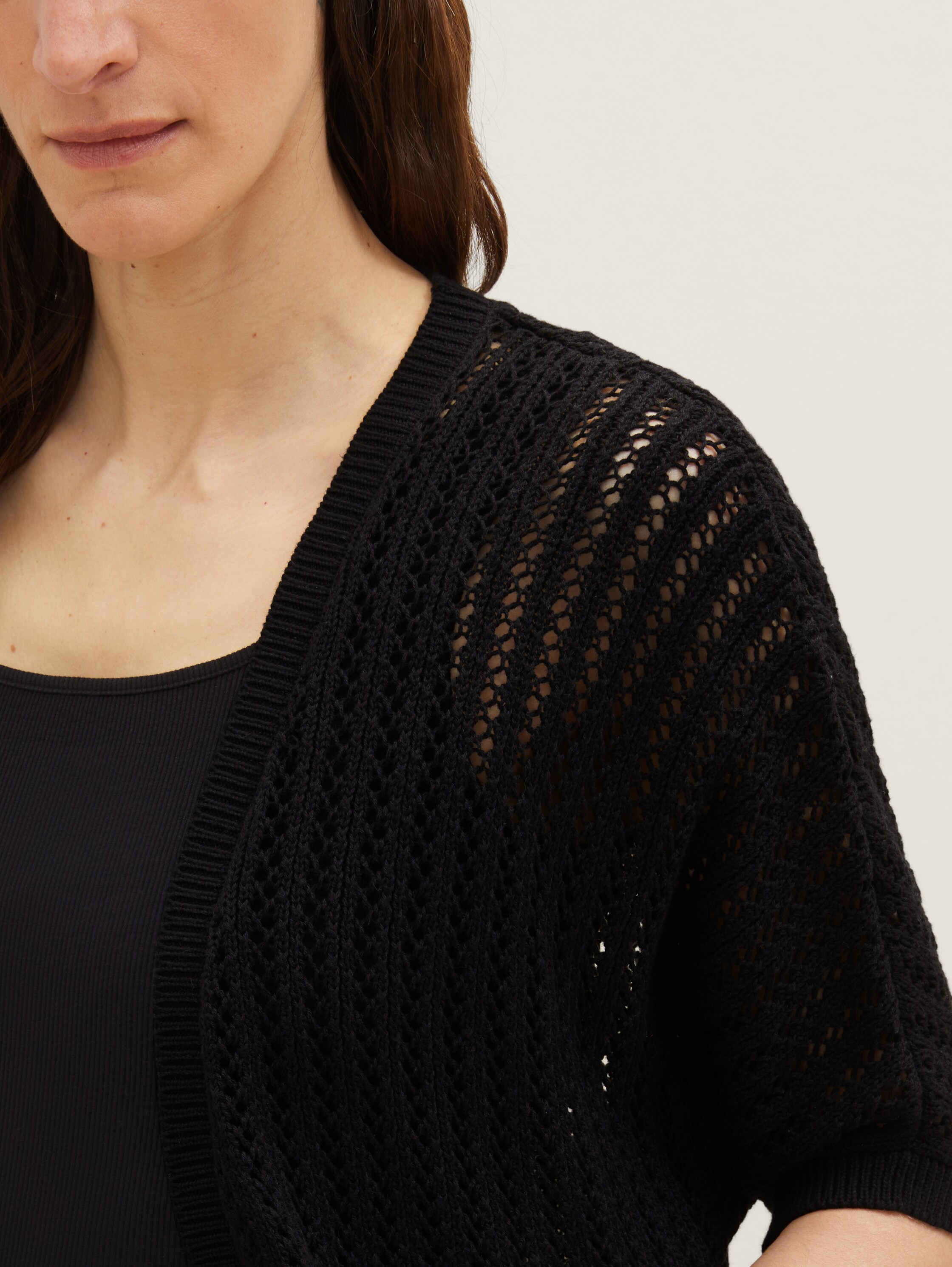 Short-sleeved cardigan - deep black - Model front view