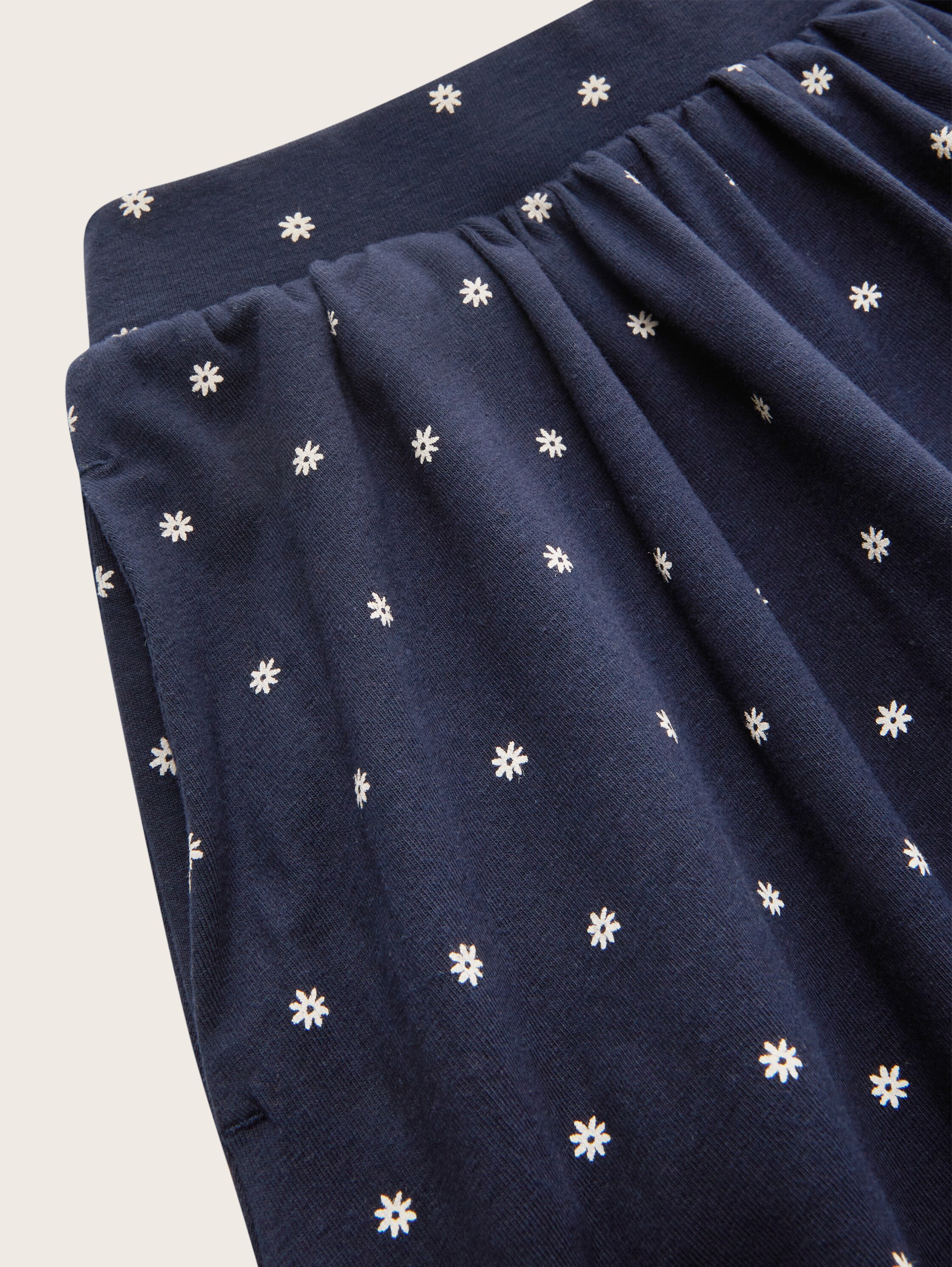 Minirok met bloemenpatroon - small flower print - Detailaanzicht model