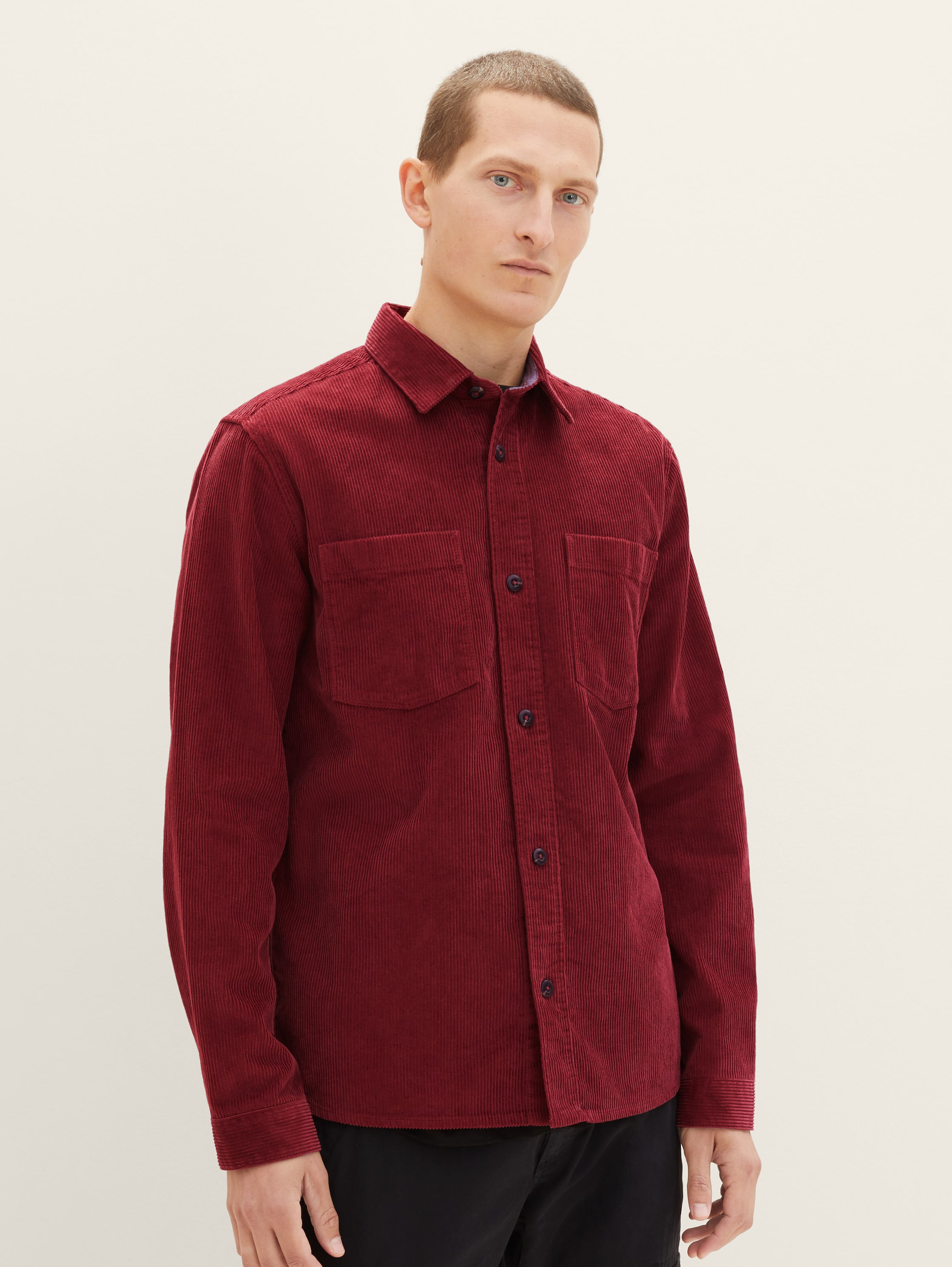 shirt jacket made of corduroy - burned bordeaux red - Neckline model front view